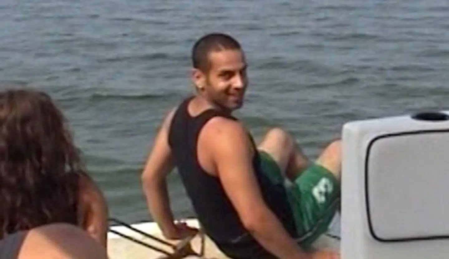 Kian Omid Mirzada er ægtefælle til Britta Nielsens datter, Jamilla Hayat, og har været med på blandt andet luksusrejser. Her er han med i en videooptagelse fra Mozambique i 2007.