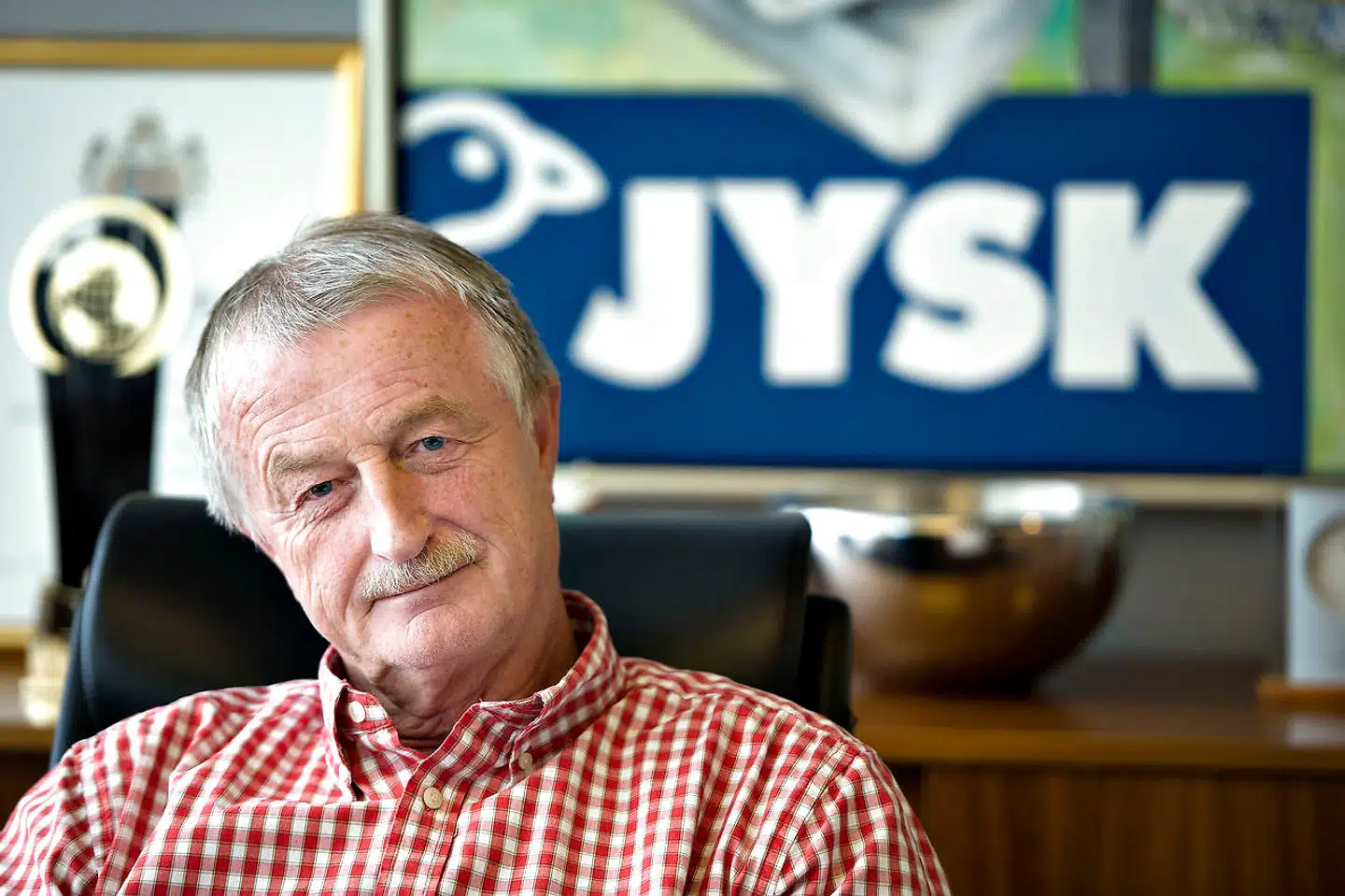 Lars Larsen har på 40 år skabt en global koncern, som hans søn Jacob Brunsborg, nu får ansvaret for. Jysk oplyste fredag formiddag, at vagtskiftet skyldes, at Lars Larsen er alvorligt syg af kræft.