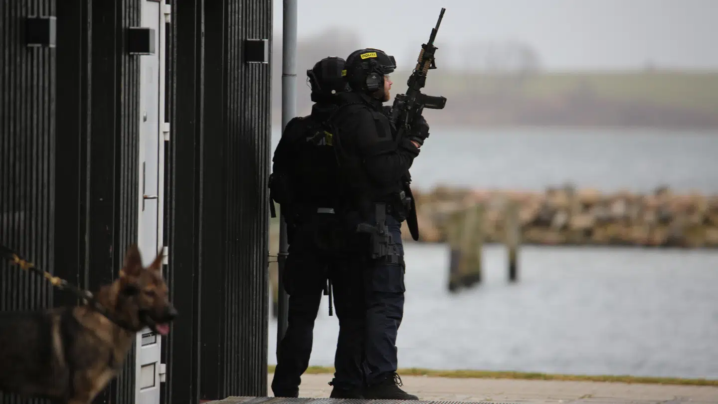 Her ses nogen af de mange betjente, der er massivt tilstede i Struer. Foto Lasse Quintus/Byrd.