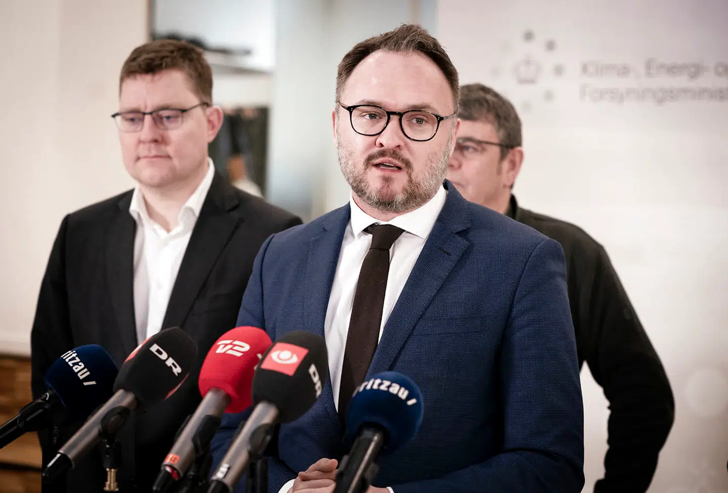 Klima-, energi- og forsyningsminister Dan Jørgensen stod i spidsen, da et politisk flertal præsenterede aftalen om en varmecheck til de »hårdest ramte« danskere. En omstridt grænse holdt de blå partier ude af aftalen – og udelukker mange familier fra at få hjælp.