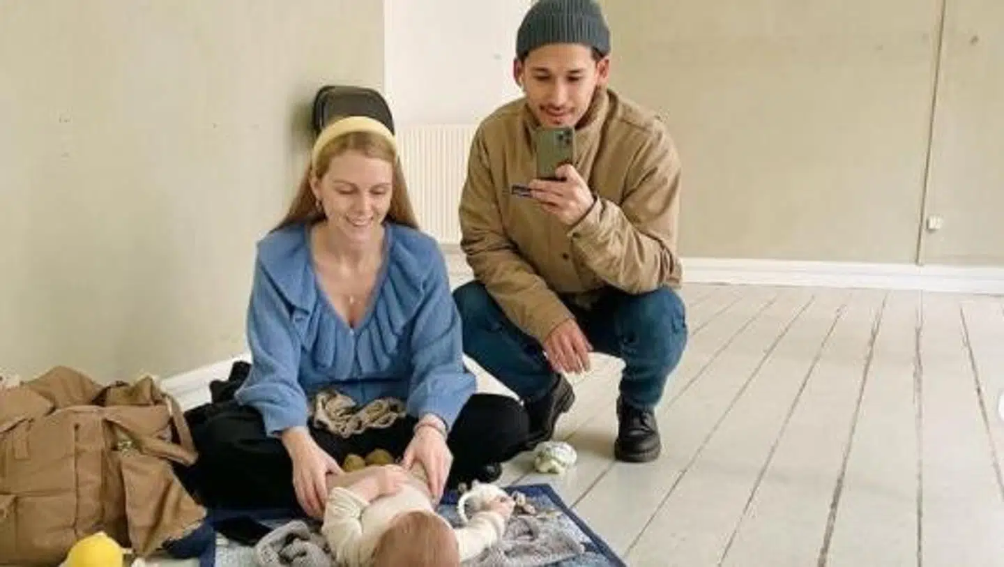 Ida Holm og Mads Taiki og deres søn Kai, i deres nye butikslokaler.