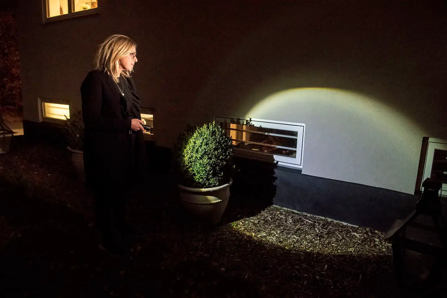 Charlotte de Neergaard har haft indbrud i sit hjem i Charlottenlund gennem kældervindue. Tyvene flygtede gennem baghaven og over S-togskinnerne.