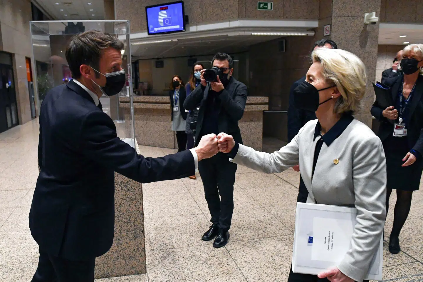 EU vil indføre smertefulde sanktioner mod Rusland, som vil få alvorlige konsekvenser for landets økonomi. Det fastslog Frankrigs præsident, Emmanuel Macron, og EU-Kommissionens formand, Ursula von der Leyen, efter afslutningen på EU-topmøde. John Thys/Ritzau Scanpix