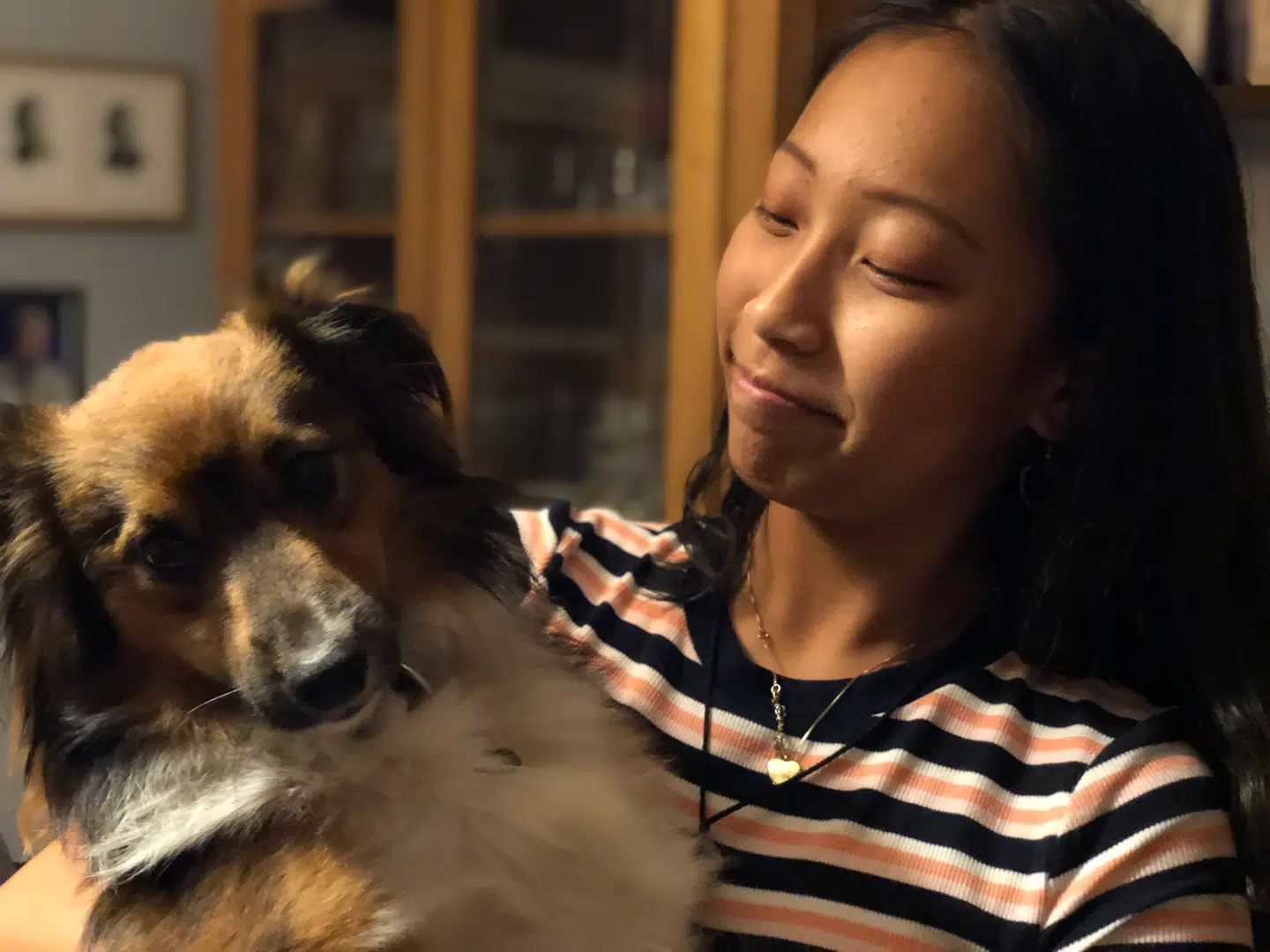 Yiming og hunden Bowie, som er en vigtig del af familien i Silkeborg.
