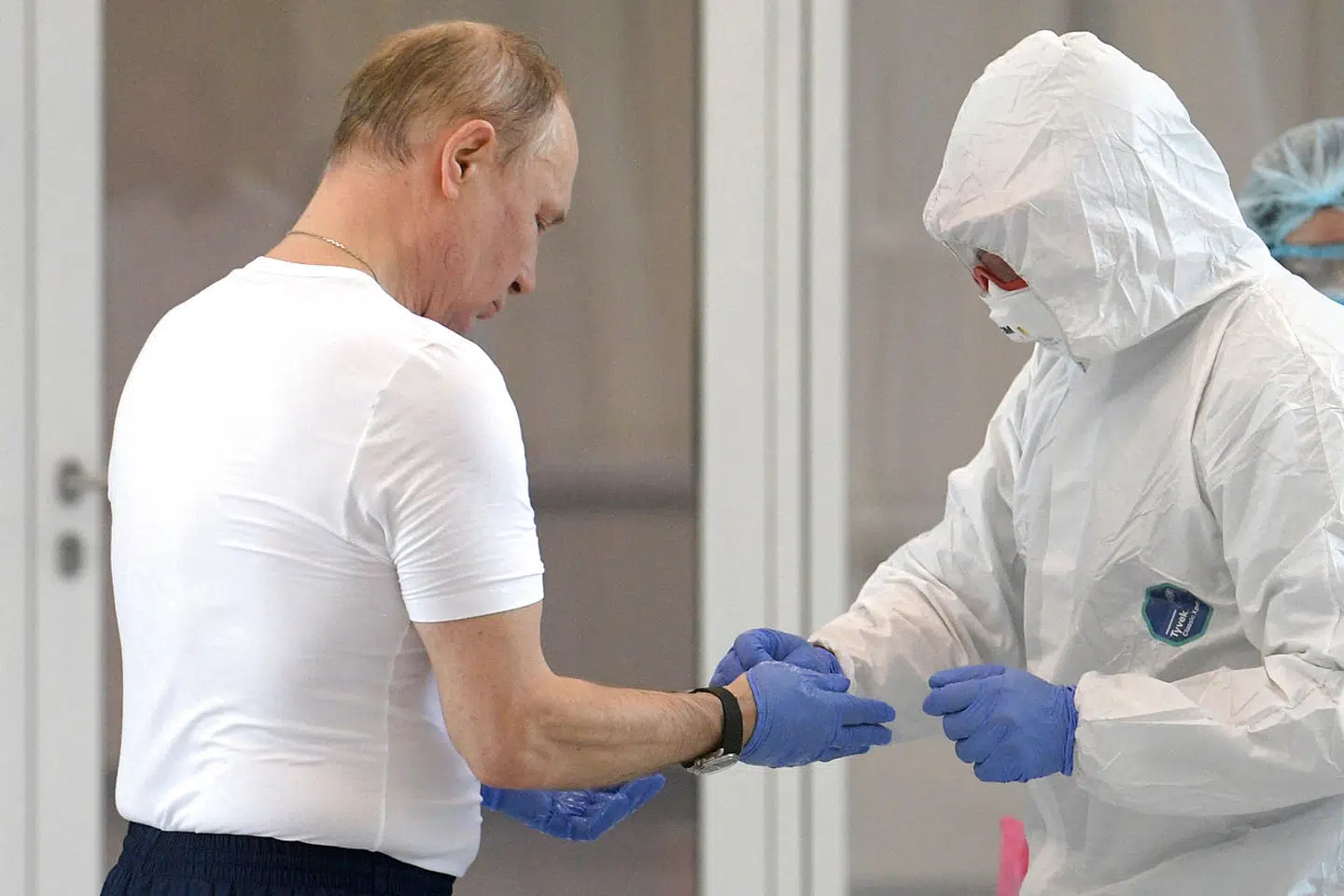 Vladimir Putin besøger et hospital med covid-19-patienter under pandemiens første fase i marts 2020. Siden har den russiske præsident, så vidt vides, holdt sig på lang afstand af enhver risiko for at blive smittet.