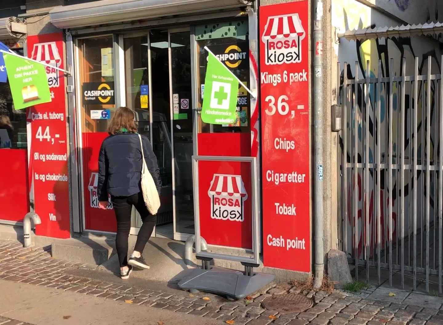 B.T. fik 16-årige Izabella Rasmussen til at besøge Københavnske kiosker for at tjekke, om de vil sælge enkelte cigaretter til mindreårige, selvom det både er ulovligt at sælge tobak til folk under 18 år og sælge enkelte cigaretter i Danmark.