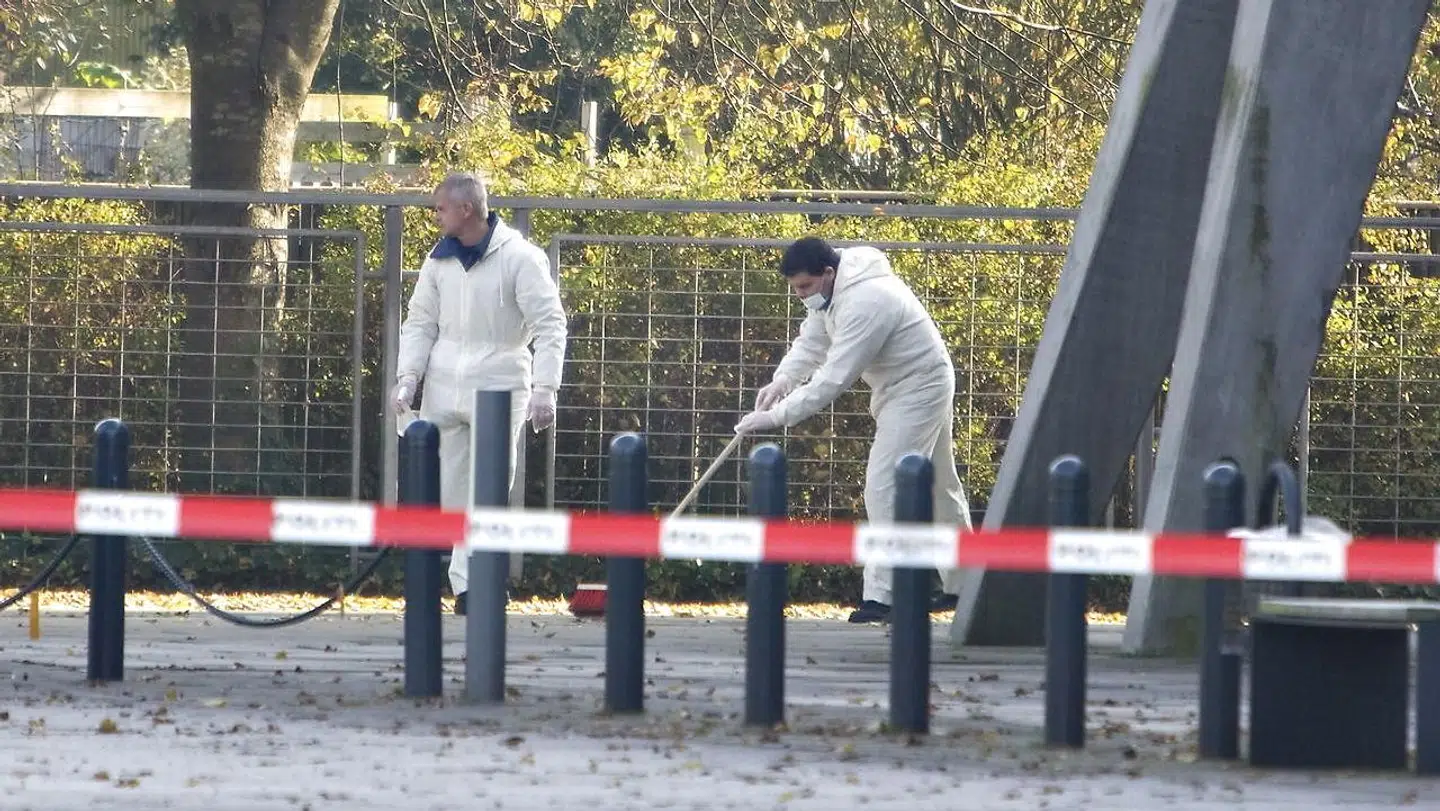28. oktober bliver Henrik Bjerremand Kristensen fundet død for enden af en sti, der fører hen til Aalborg Stadion. Først troede politiet, han var blevet skudt. Det viste sig, han var blevet tævet til ukendelighed af en 15-årig, der filmede drabet med sin mobiltelefon. Her er politiets teknikere i gang med arbejdet på gerningsstedet.