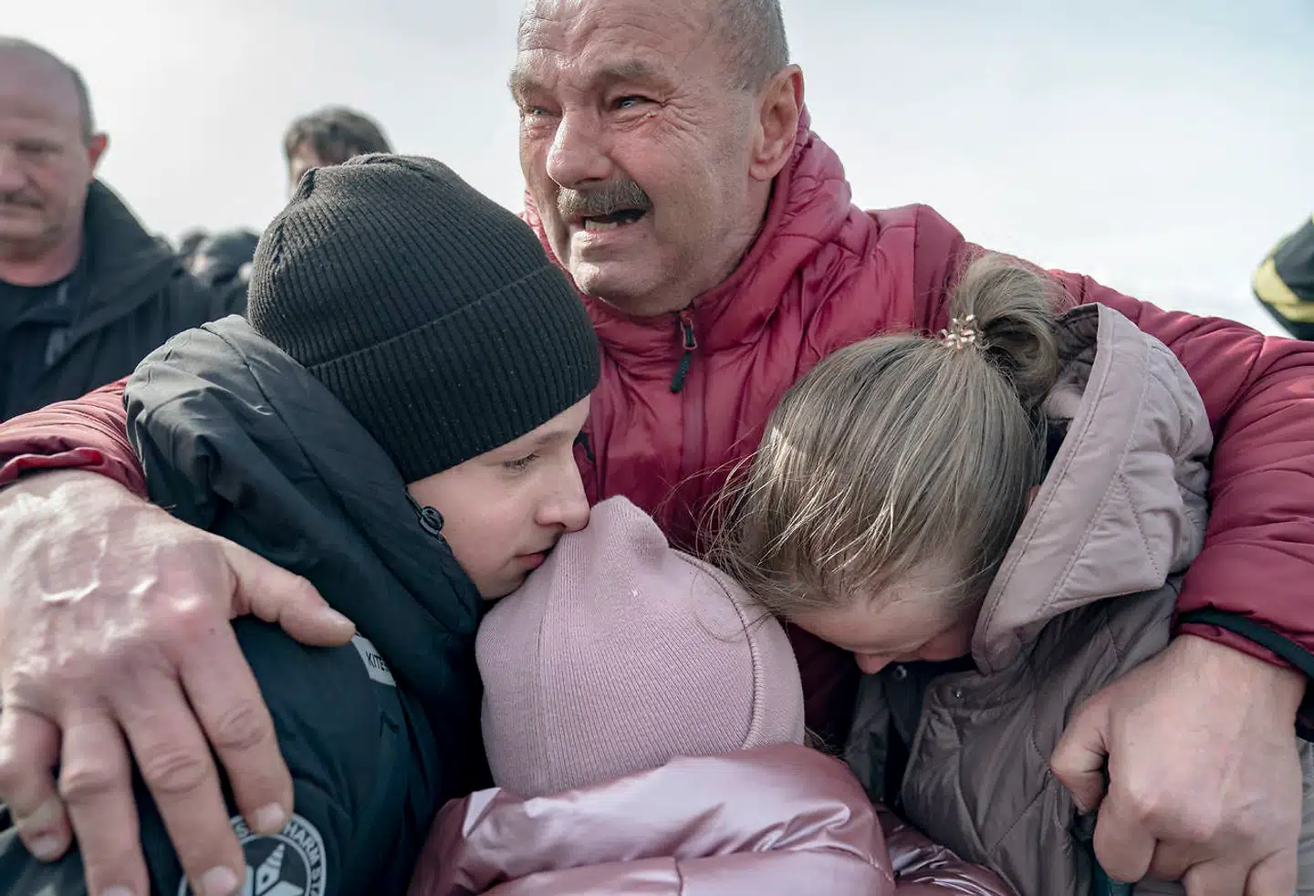 Vyatjeslav genforenes med sin nærmeste familie, der netop er kommet i sikkerhed og har krydset grænsen den til polske by Medyka.