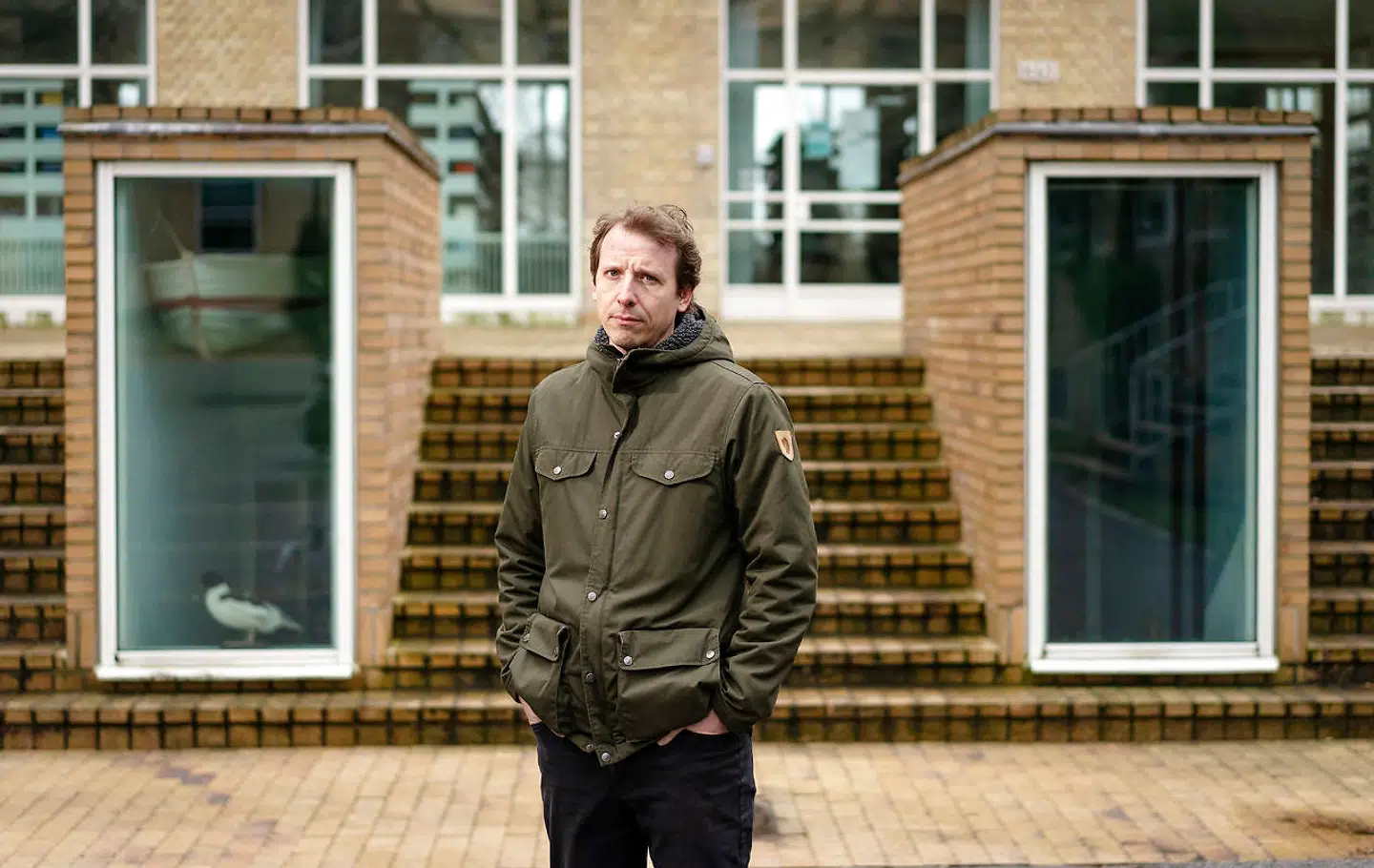 »Det er vrede folk, der skriver vrede ting på de sociale medier. Derinde kan de så komme i verbal slåskamp med andre vrede personer, men vreden skabes ikke nødvendigvis af de sociale medier i sig selv. De sociale medier er simpelthen effektive værktøjer for personer, som er polariserede, fordi de kan fremme deres mål på de sociale medier,« siger professor Michael Bang Petersen, der mener, at problemerne på de sociale medier bliver forstørret af en række myter.