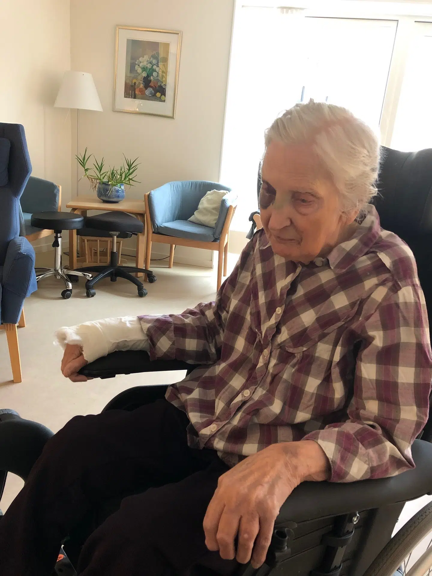 i november 2018 faldt den 90-årige Ruth Jessen ud af sin seng på Hvidovre Hospital.