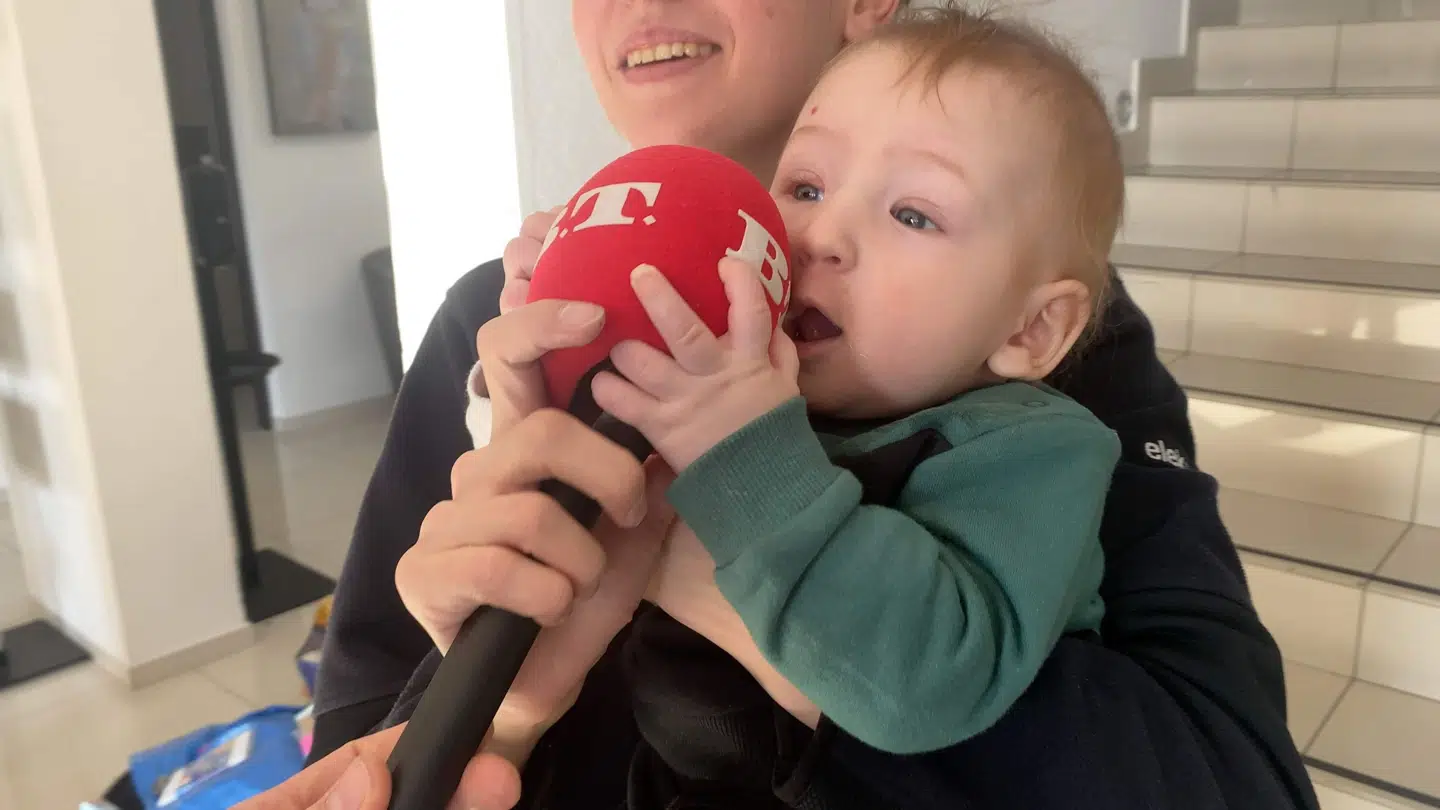 Fem måneder gamle Severyn har stadig en alder, hvor han ikke forstår, hvad krigen omkring ham betyder. B.T.s mikrofon var hans største interesse den dag.