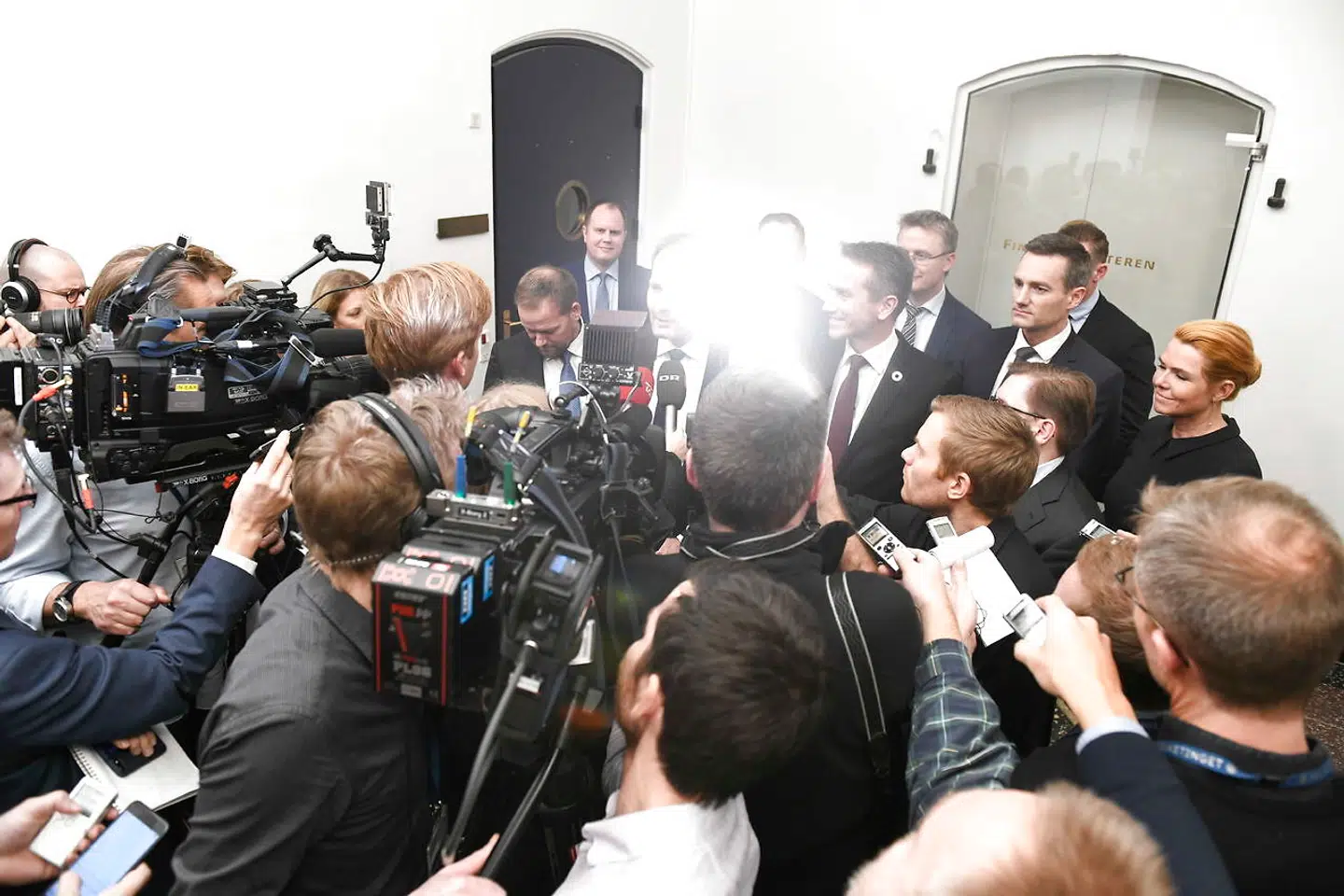 »Det er sådan, at de kriminelle flygtninge og asylansøgere, som vi ikke har mulighed for at sende hjem - dem der er på tålt ophold - dem vil vi fremover skabe et nyt udrejsecenter til på Lindholm nede i Stege Bugt,« siger finansminister Kristian Jensen, som fredag præsenterede finansloven for næste år.