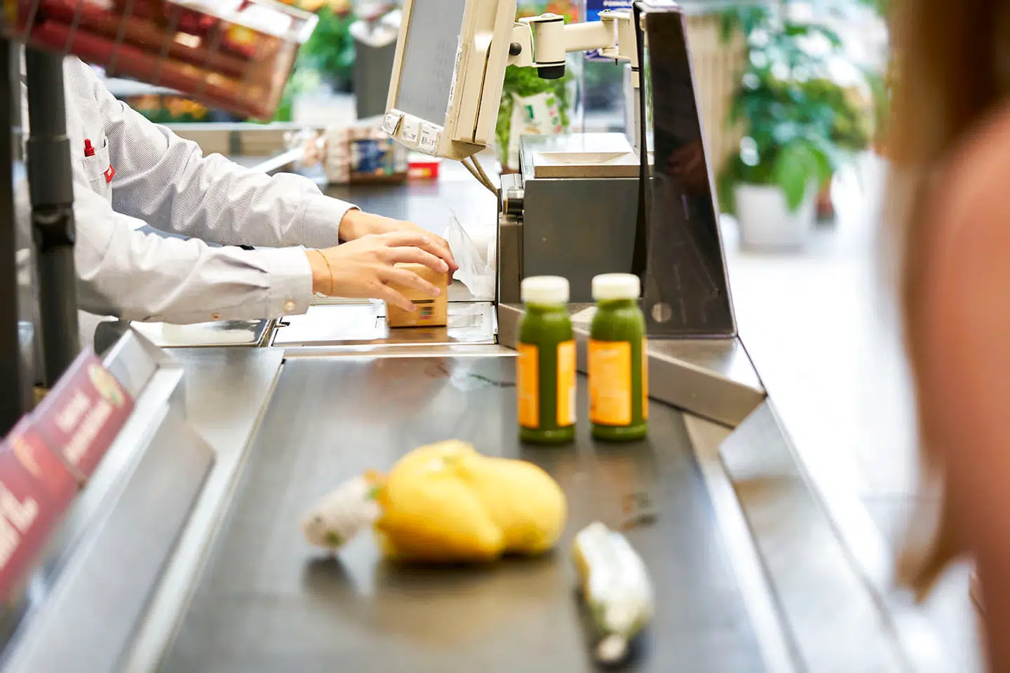 Snart kan konsekvenserne af krigen også mærkes på danskernes pengepung, når de smider varer på båndet i supermarkedet.