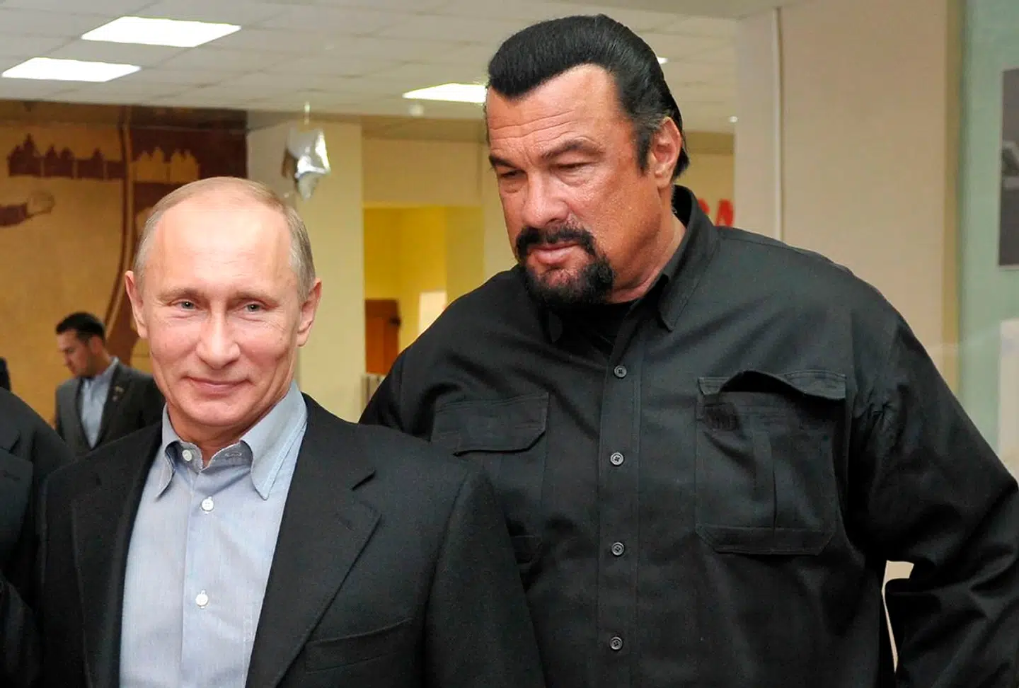Steven Seagal står bag Vladimir Putin »i tykt og i tyndt«. Men bortset fra den amerikanske actionfilmskuespiller har præsidenten ikke mange af sin glamourøse vestlige venner tilbage.