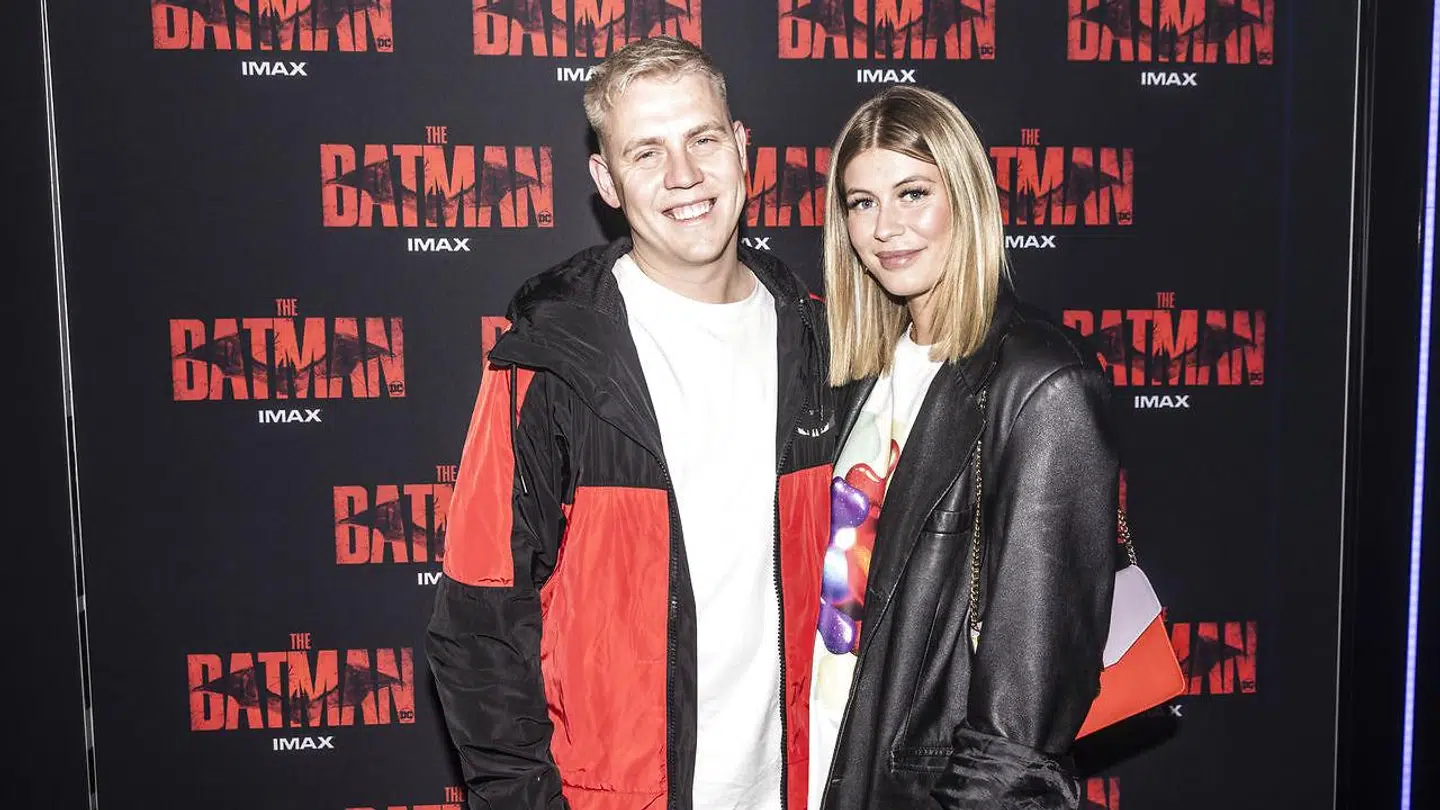 Den 30-årige 'X Factor'-dommer Martin Jensen og hans 20-årige stylistkæreste Cassandra Greve til gallapremiere på 'The Batman' tirsdag 1. marts 2022.