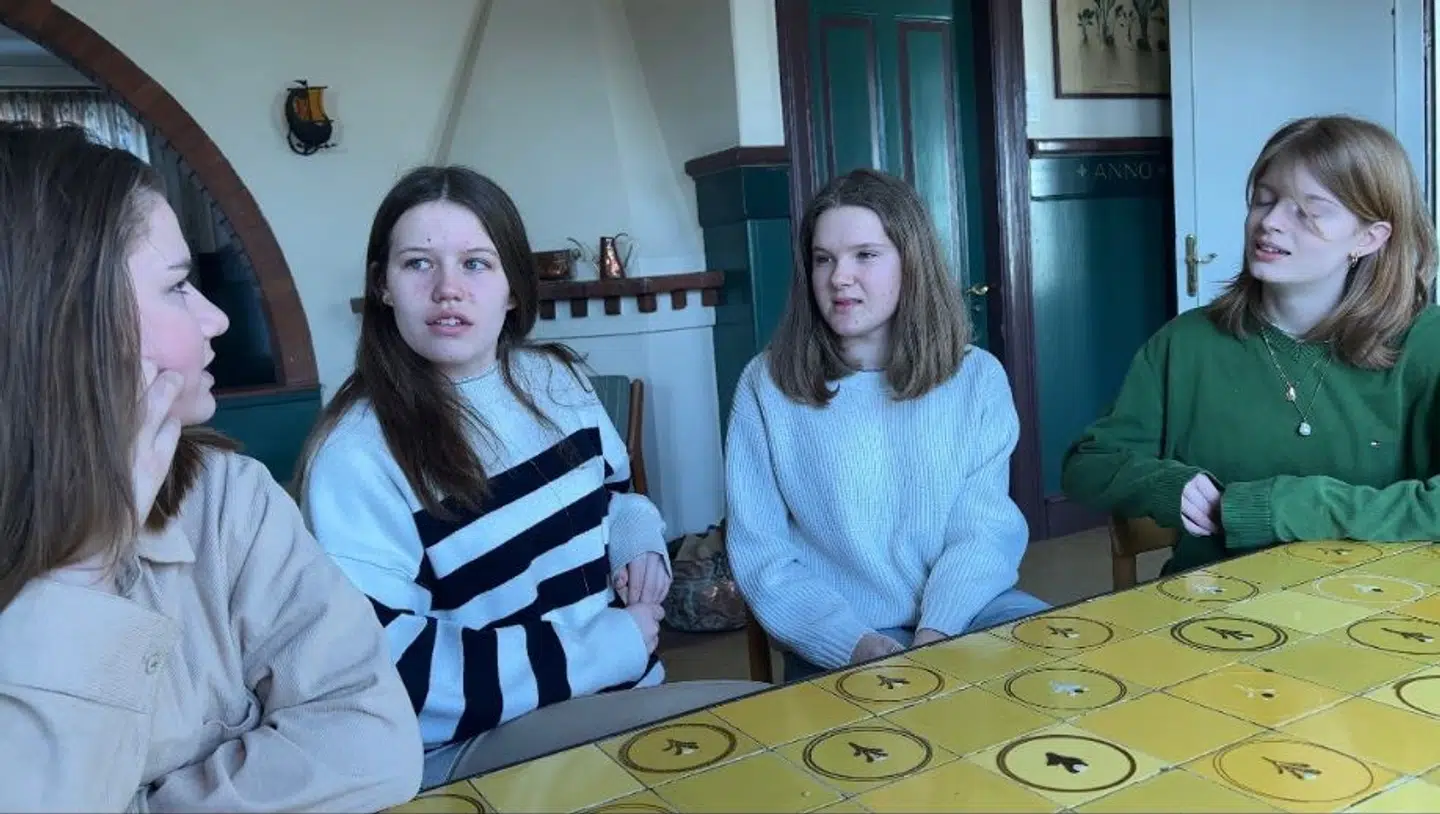 Efterskoleeleverne Ida, Frederikke, Marie og Anne diskuterer, hvad de har set og hørt om krigen mellem Ukraine og Rusland. Foto: Thomas Nørmark Krog