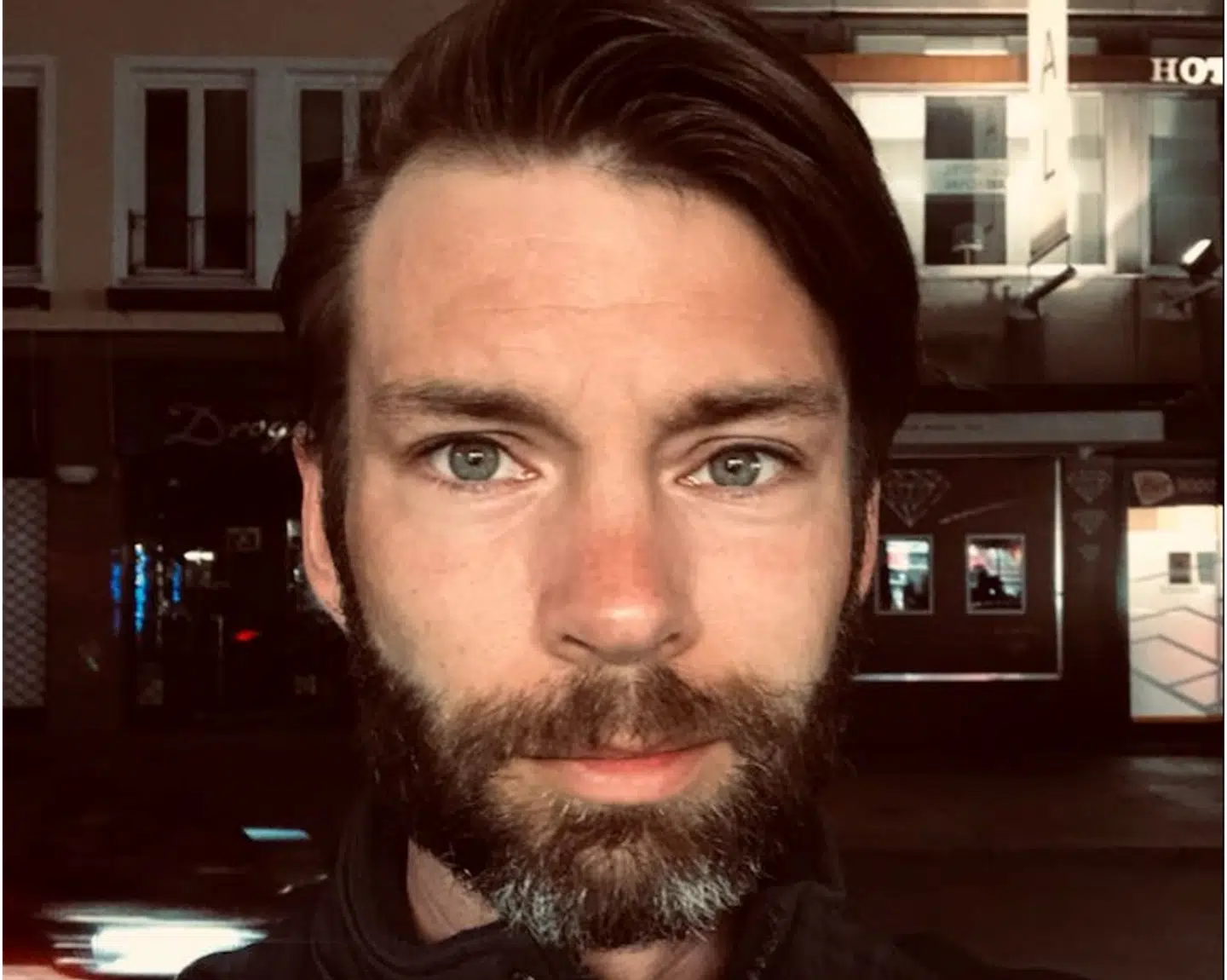 Siden mandag har Venstre-politiker Martin Bech befundet sig ved det ukrainsk-polske grænse. På hjemturen tog han en omvej til München for at transportere ukrainske flygtninge.