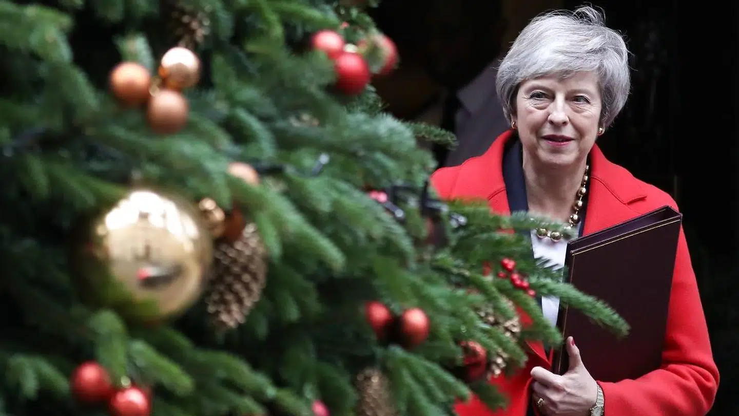 Det er svært for Theresa May at finde julehumøret, og hun ser mere og mere træt og grå ud. Foto: Daniel Leal-Olivas/Ritzau Scanpix
