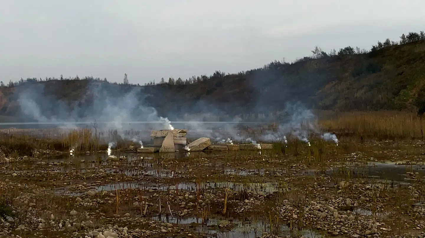I Sergej Prokofievs stille protestvideo eksploderer røgbomber i en russisk sump, skriver Berlingskes kunstredaktør, Birgitte Ellemann Höegh.