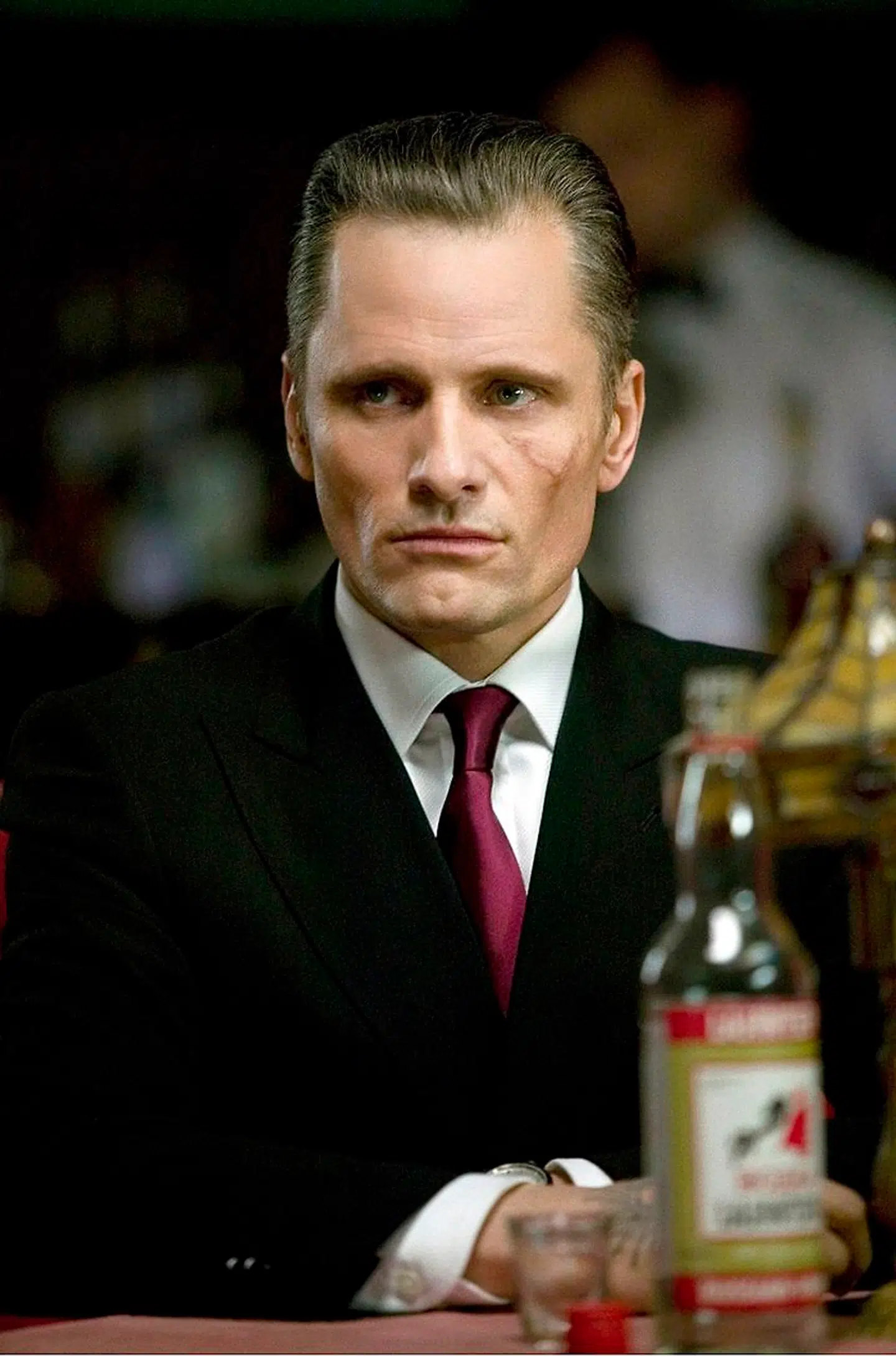 Danske Viggo Mortensen spillede russer med slikhår og tyk accent »Eastern Promises« fra 2007. Under sin research rejste Mortensen til både Moskva, St. Petersburg og Sibirien for at lære accenten og læse bøger om forbryderringen Vory v Zakone, som filmen handler om.