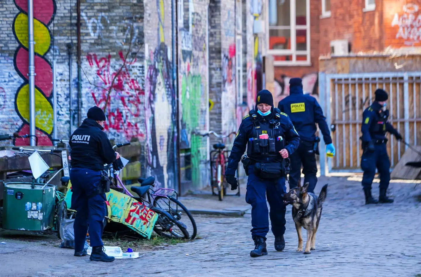 Politiet var talstærkt til stede på Christiania efter et knivstikkeri. Nu skal en af sagens mistænkte for retten i en anden sag.