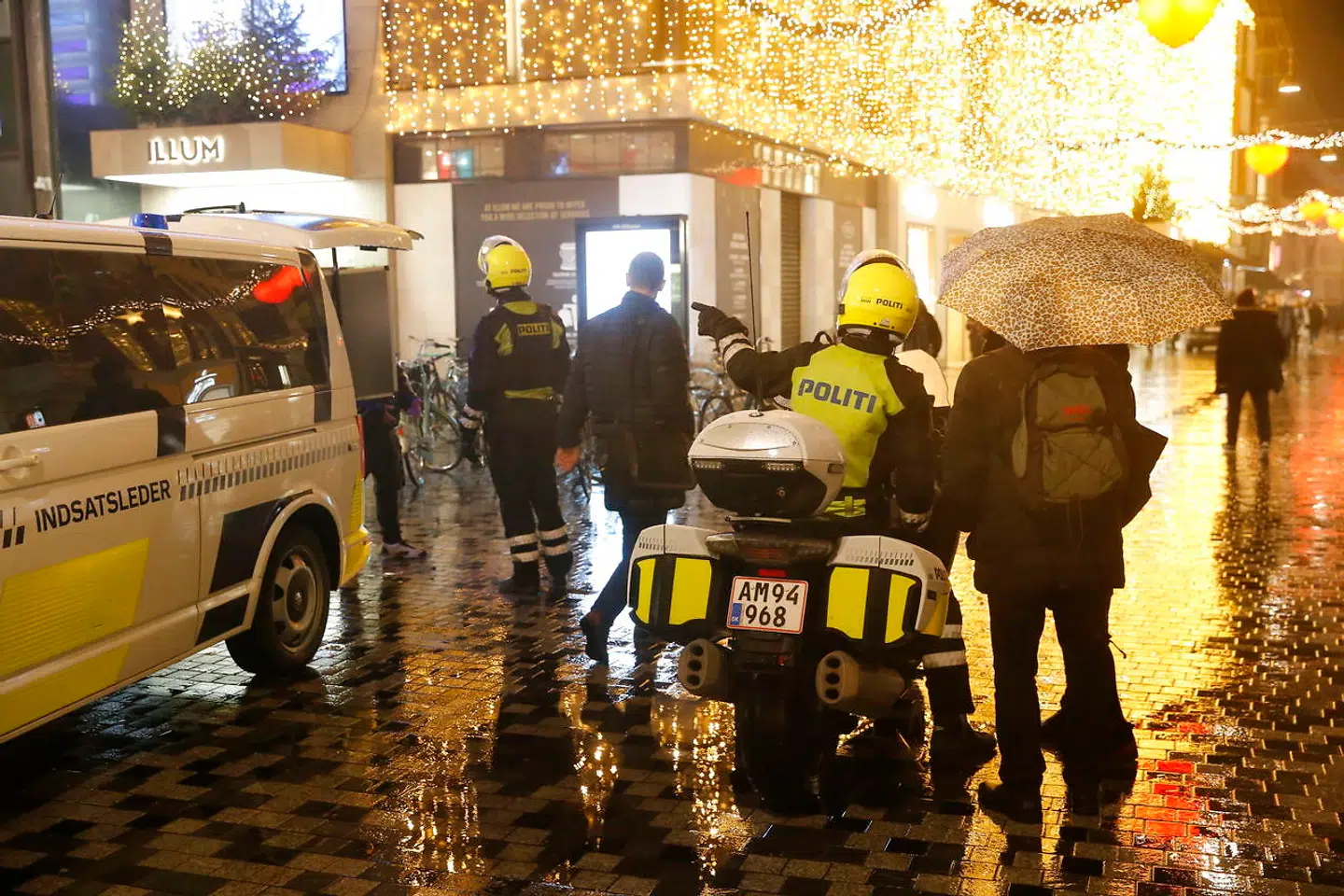 Politi i Købmagergade efter en anmeldelse om bevæbnet mand i indre København. Store politistyrker er til stede i indre København torsdag den 6. december 2018 Illum i Købmagergade og flere togstationer er lukket. (Foto: Jens Astrup/Ritzau Scanpix)