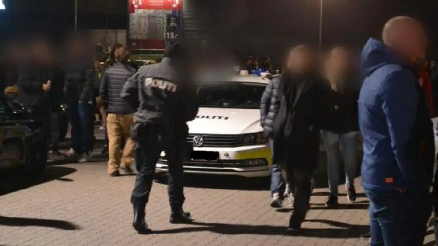 Flere steder i Odense og på resten af Fyn har man natten til søndag kunne lægge øre til gaderæs og dækafbrænding. Fyns Politi melder om en særdeles travl nat. Foto: Presse-fotos.dk.