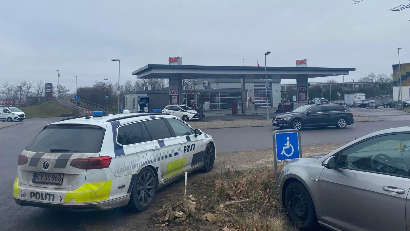 Politiet var til stede på gerningsstedet umiddelbart efter skyderiet.