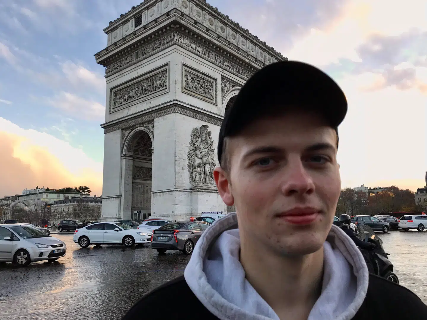 Peter Gyldenkærne har boet i Paris i fire måneder. Han betragter byen som et fredligt sted, og derfor var han også chokeret, da han sidste lørdag overværede optøjer mellem politi og demonstranter.