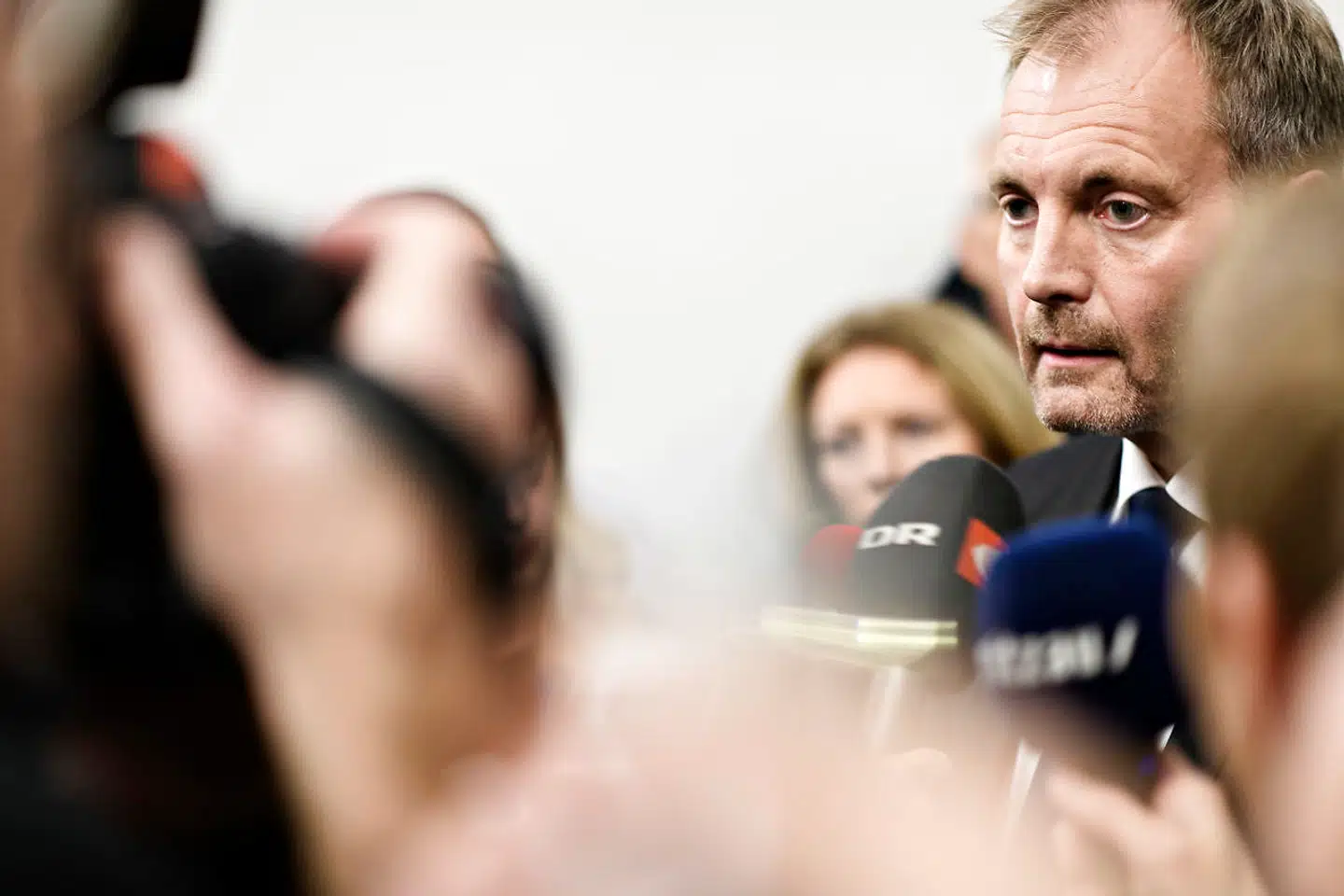 »Fra vores side vil der i hvert fald ikke på forhånd være en automatik, der siger, at fordi menneskerettighedsdomstolen når frem til det og det, vil vi ændre det og det.« Det siger Dansk Folkepartis gruppeformand, Peter Skaarup.