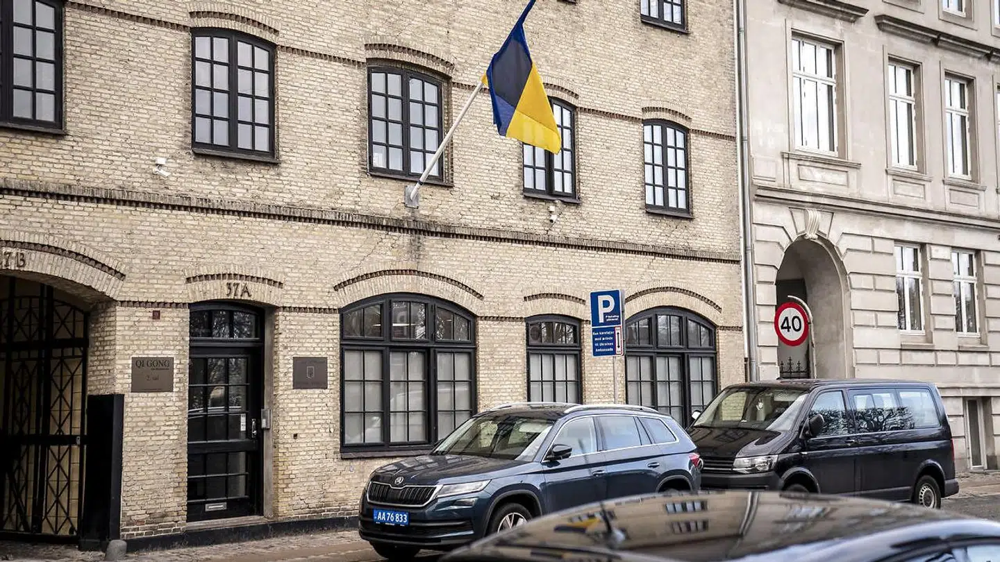Foto af Ukraines ambassade i Toldbodgade i det indre København. Ambassaden fik sidste år 32 parkeringsbøder, men har ikke betalt én eneste af bøderne.
