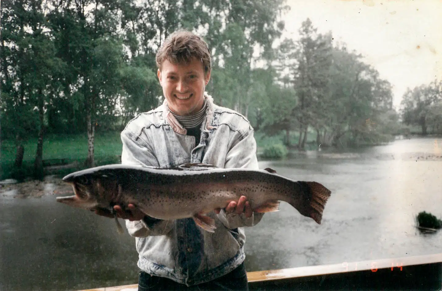 René Jørgen Nielsen var ikke meget for at få taget billeder. Billedet her er således et af de eneste billeder, forældrene har af deres søn. Det er taget i 1991, kort før René Jørgen Nielsen fik arbejde som sprøjtemaler på Accoat.