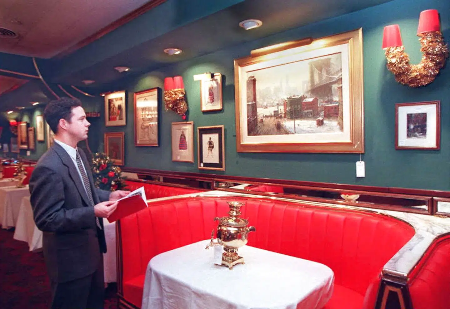 Restauranten er særlig kendt for sine røde lædersofaer, guldloftet samt de kunstværker, der pryder væggene.