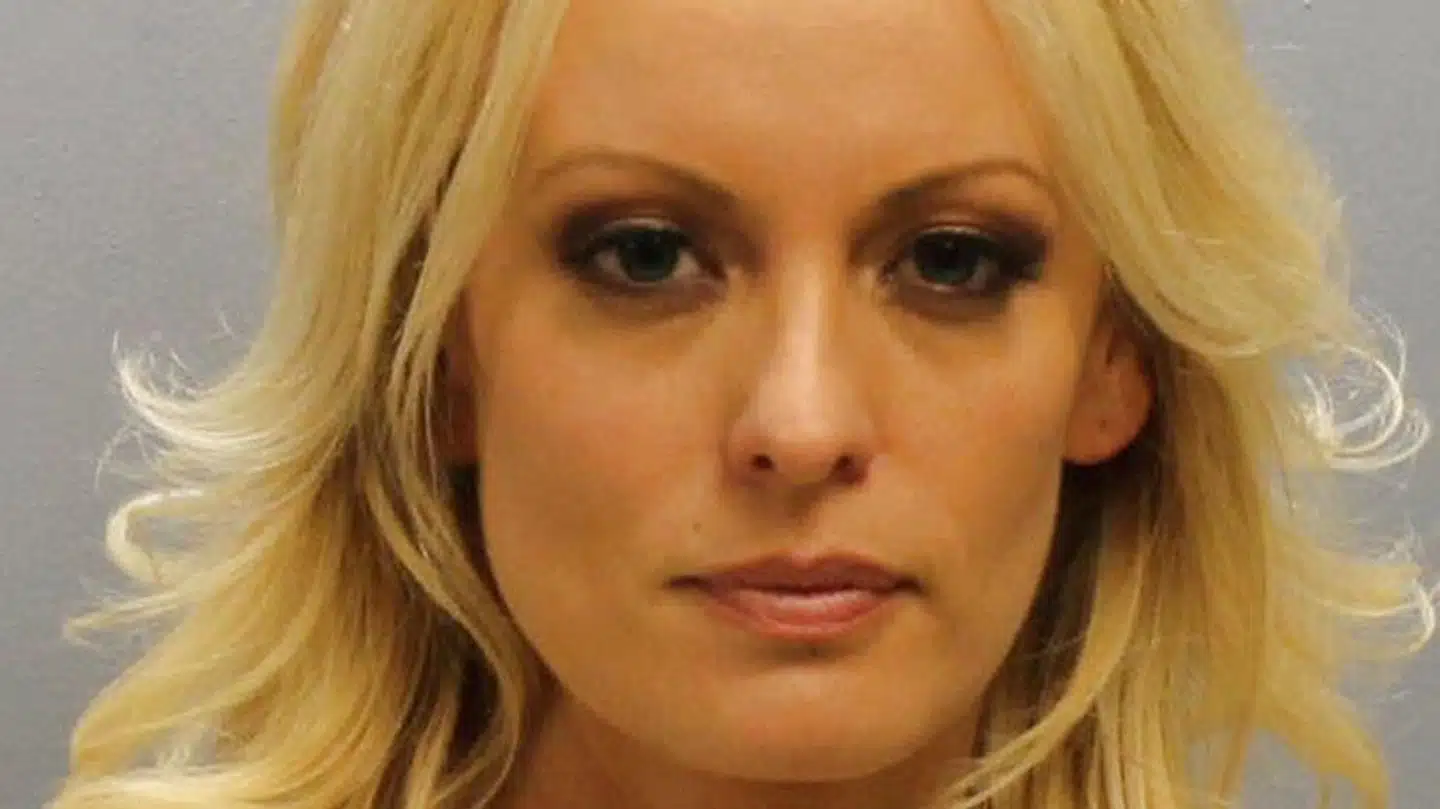 Stormy Daniels begyndte at strippe, da hun var 17 år. Siden begyndte hun at lave pornofilm. Hun blev voldtaget gentagne gange, fra hun var ni år gammel. Men hun afviser selv, at hendes karriere hænger sammen med dette overgreb.