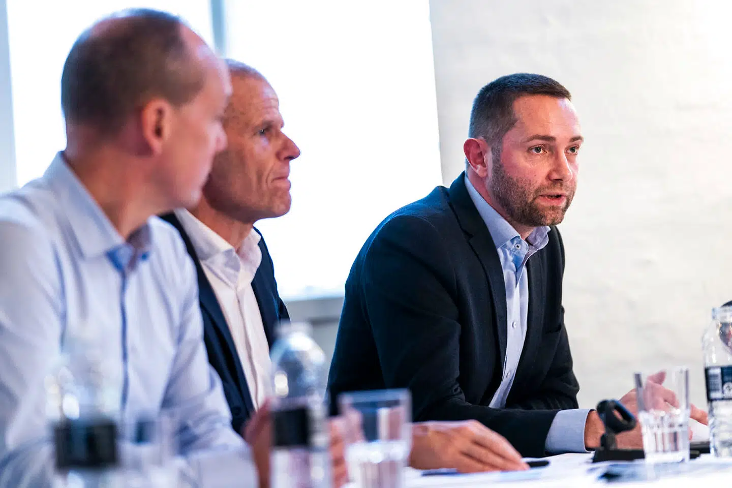 Chef for den politiske og militære analysesektor i Forsvarets Efterretningstjeneste, Peter Dahl Thruelsen (th.) med FE-chef Lars Findsen (i midten) og Thomas Lund Sørensen, taler om truslen fra Rusland ved pressebriefingen på Kastellet i København i forbindelse med offentliggørelse af FEs »Efterretningsmæssig Risikovurdering 2018«.