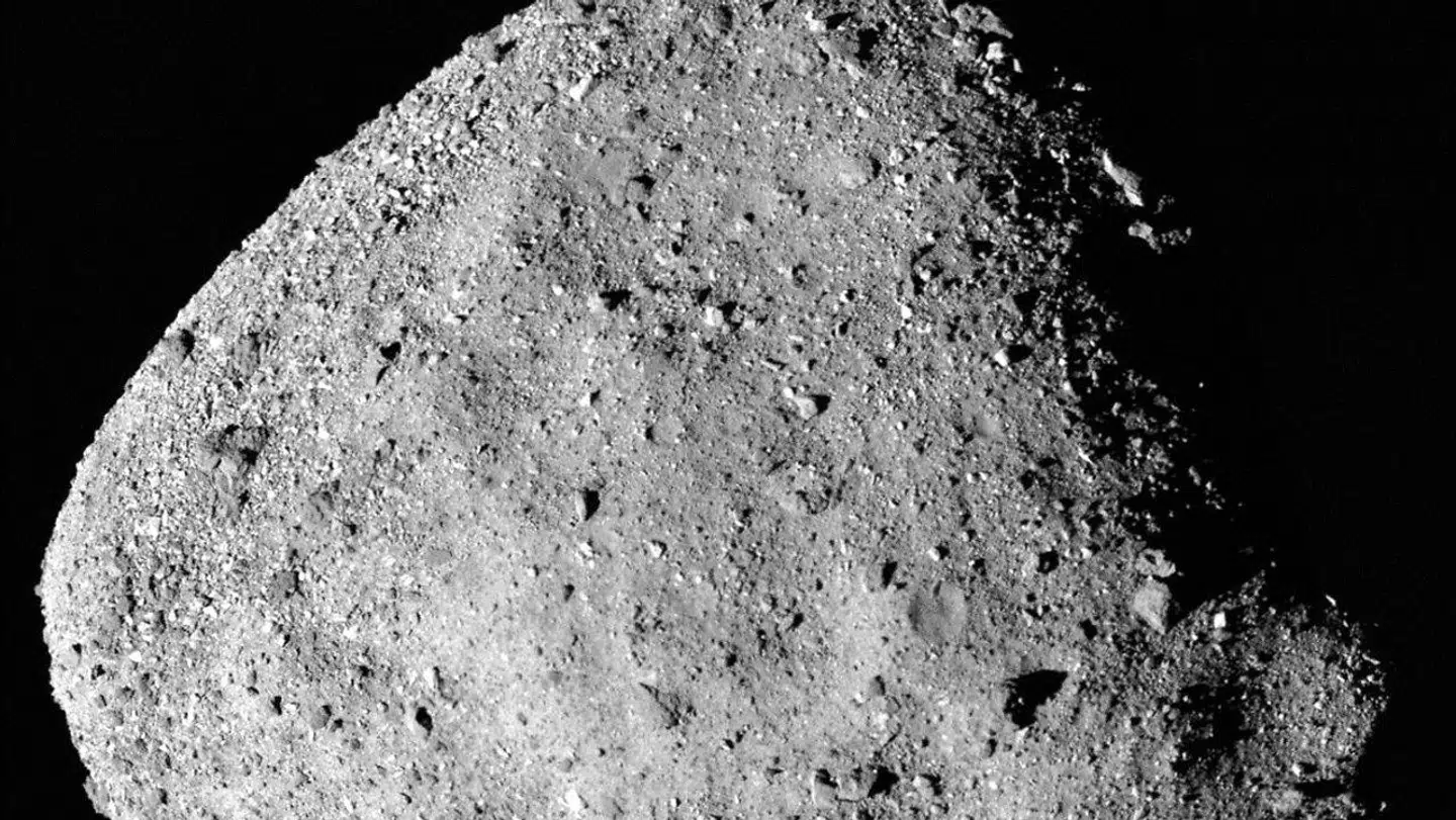 Asteroiden Bennu, som befinder sig 2,25 millioner kilometer væk, er en rest fra solsystemets opståen for 4,5 milliarder år siden. Forskere vurderer, at Bennu dengang kolliderede med Jorden. Derfor kan asteroiden have leveret organisk materiale og vand til kloden, som senere blev begyndelsen til liv på Jorden.