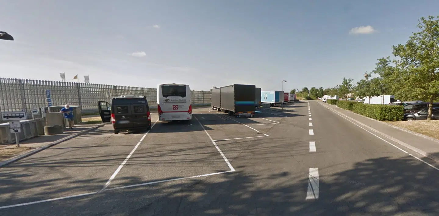 Det var på denne rasteplads i Karlslunde, at en minibus med AGF-fans blev overfaldet.