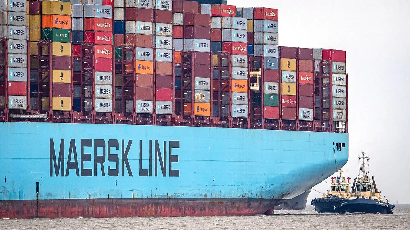 »Mumbai Maersk« anløber her havnen i Bremerhafen i Tyskland. I løbet af de kommende år vil Mærsk udvide sin flåde med 12 skibe, som skal sejle på grønt brændstof i form af e-metanol. Nu har Mærsk indgået en aftale med Ørsted om at producere store mængder af det grønne brændstof – ved golfkysten i USA. Foto: Sina Schuldt/AP/Ritzau/Scanpix