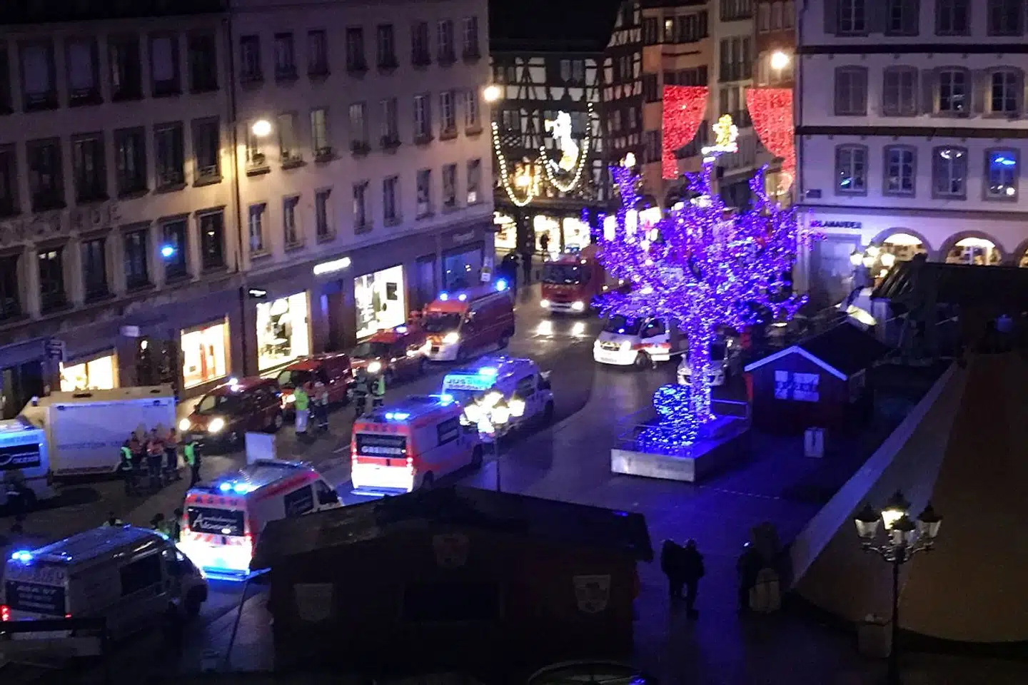 Politi, brandvæsen og ambulaner på Place Gutenberg efter skyderiet. (Photo by Patrick HERTZOG / AFP)