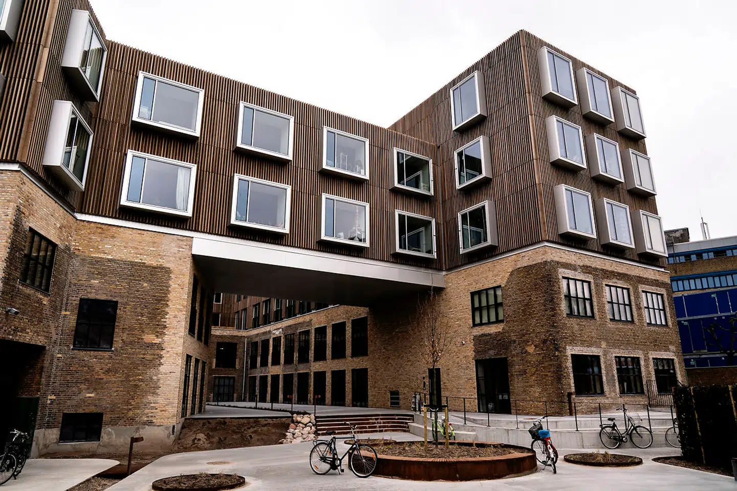 Fra gårdsiden ser man både det fine LAR-anlæg og den snedige bro, der har åbnet det indre gårdrum.