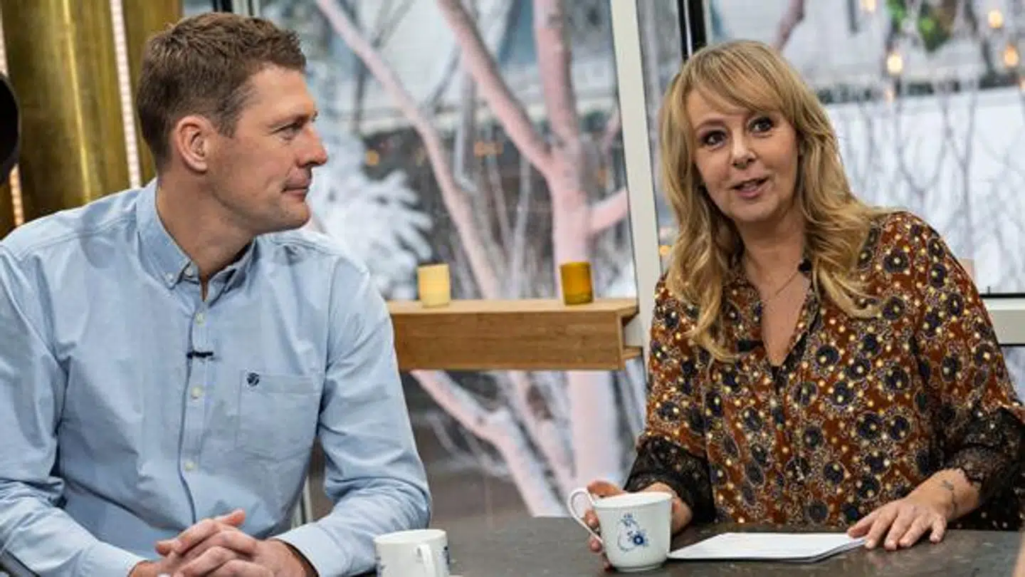 Steen Langeberg er vært på 'Go Morgen Danmark', og her ses han i studiet med værtskollegaen Puk Elgård.