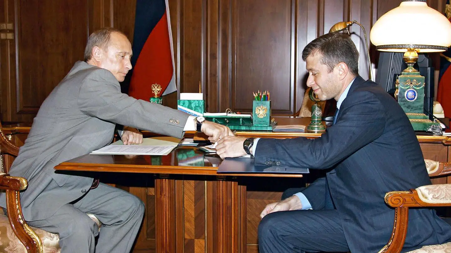 Den russiske præsident Vladimir Putin har et tæt forhold til Abramovich. Abramovich sagsøgte dog en forfatter, der i en bog beskrev, at han var under indflydelse af Putin, og at han stillede sin formue til rådighed for Putin.