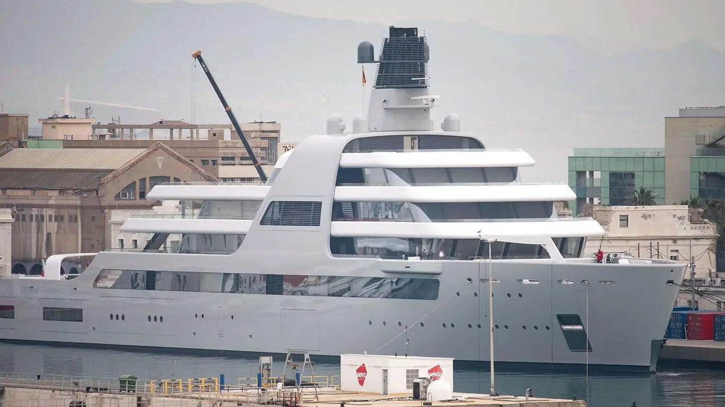 Abramovichs superyachts Solaris, der har kostet 430 millioner pund svarende til 3,8 milliarder kroner, blev set i Barcelone den 2. marts. Siden er den rykket til en havn i Tyrkiet.