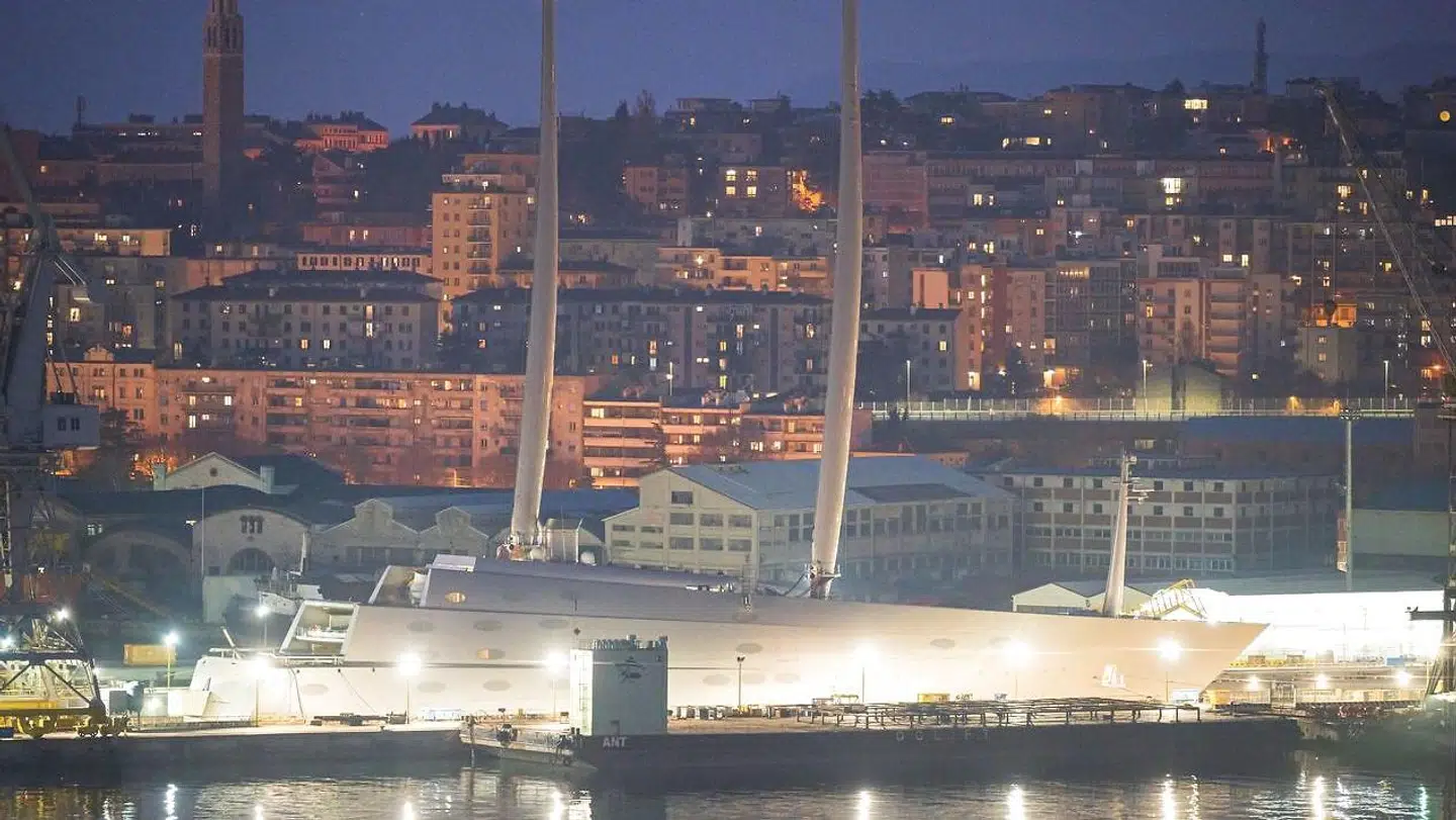 Her ses superyachten i havnen i Trieste, Italien