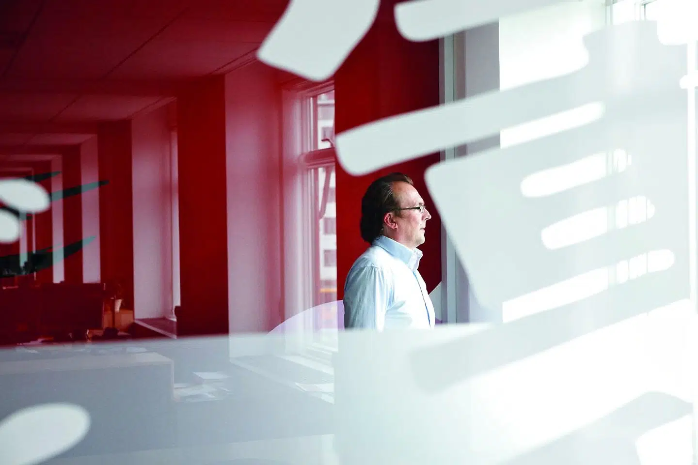 Kunstneren Jes Wind Andersen står bag udsmykningen af Akademikernes A-kasse i København. Det er den største opgave, jeg nogensinde har haft, forklarer han.