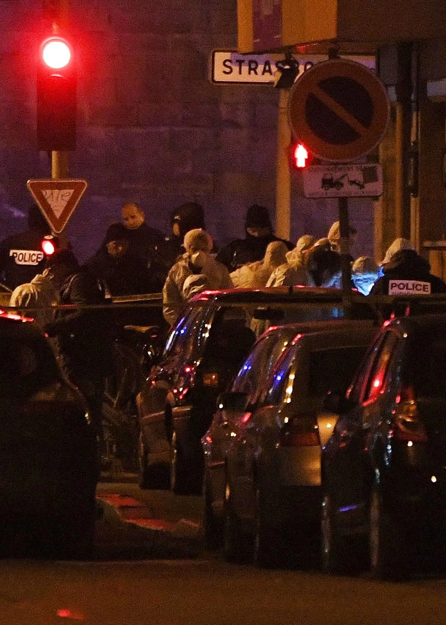 Fransk politi og efterforskere arbejder på stedet, hvor Cherif Chekatt blev dræbt torsdag aften.