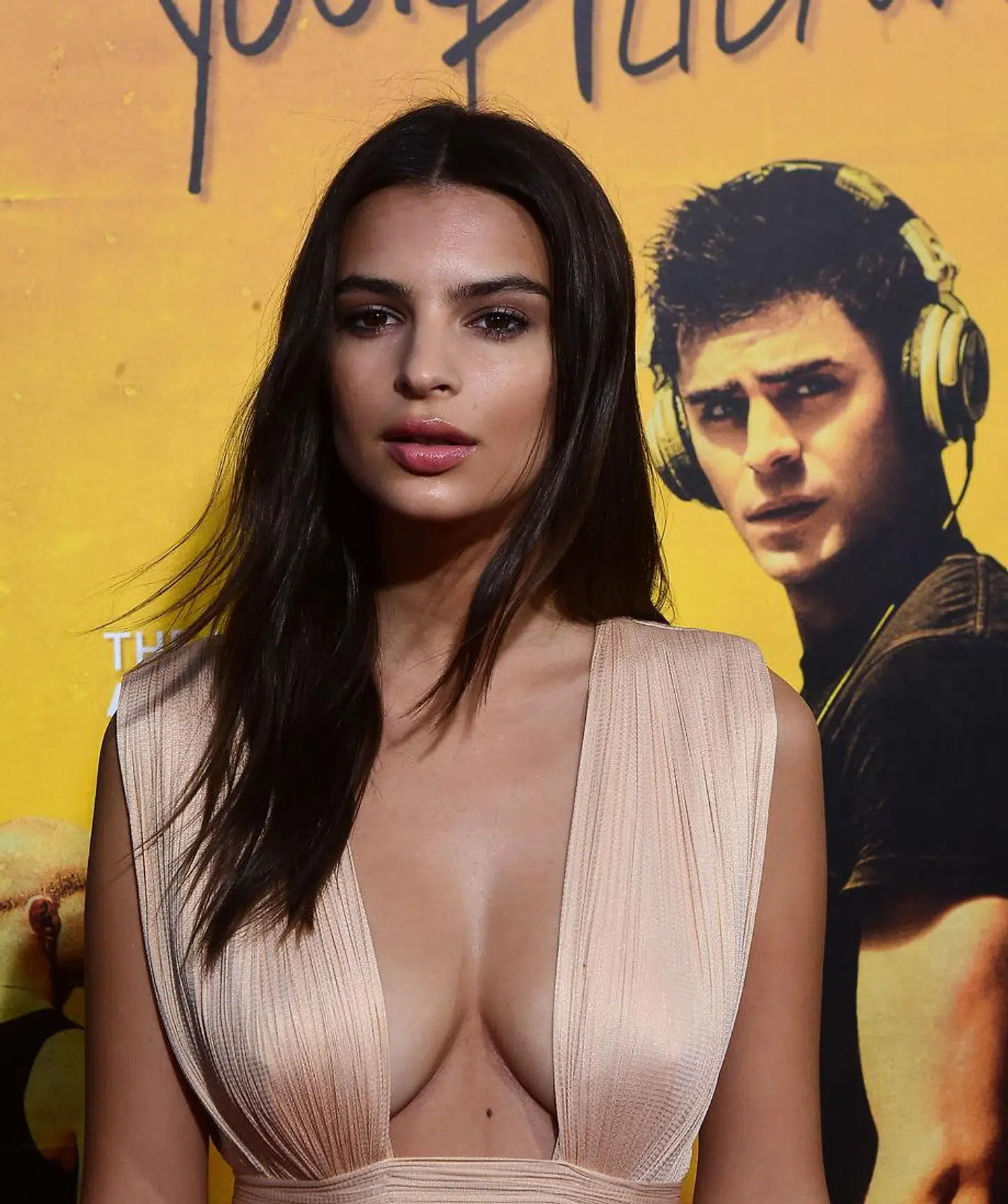 Emily Ratajkowski danser lystigt til de uimodståelige groove i musikvideoen til Blurred Lines.