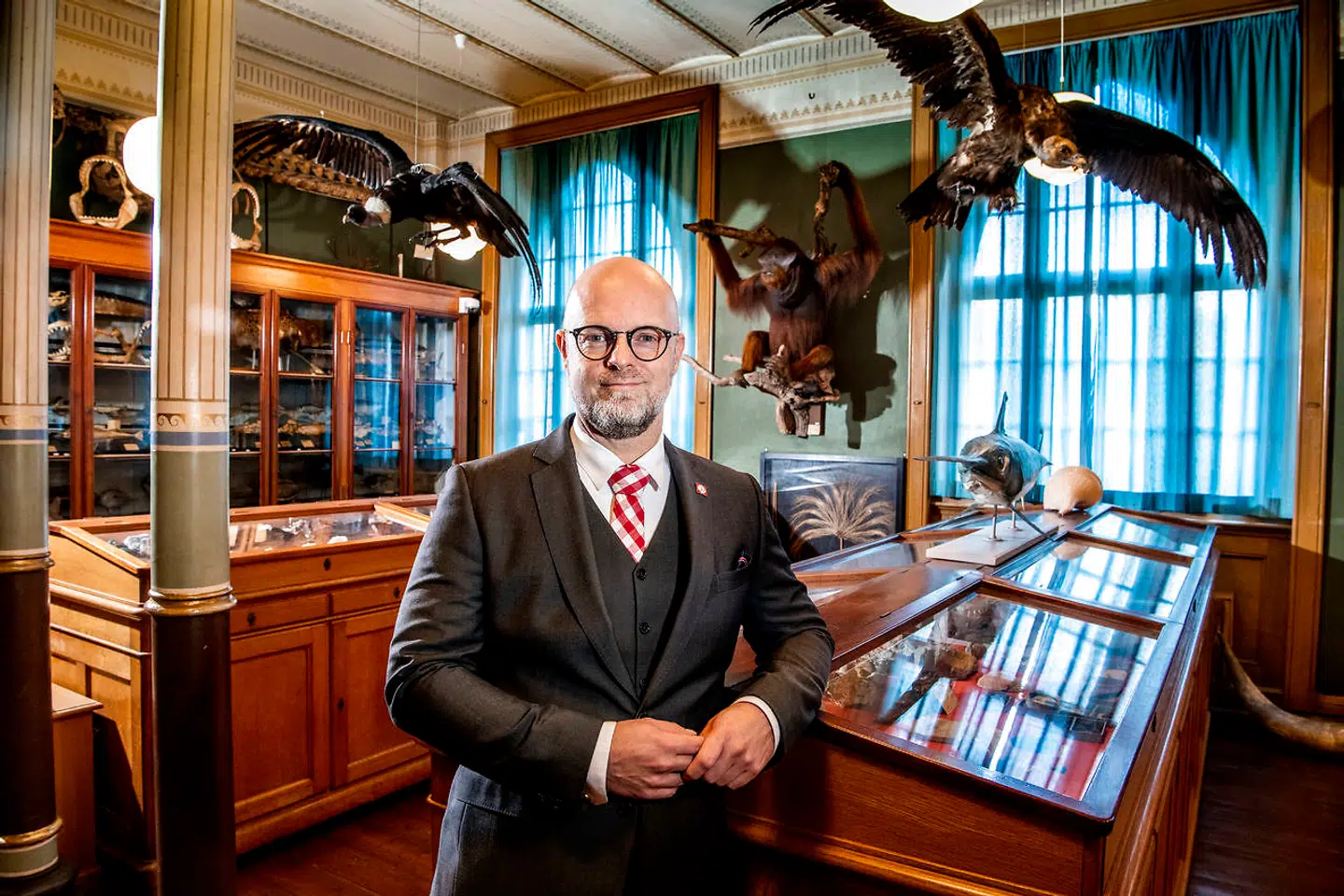 Flemming Zachariasen har været rektor på Herlufsholm siden 2016. Her står han i »Mygningen«, der huser en imponerende samling af udstoppede dyrearter.