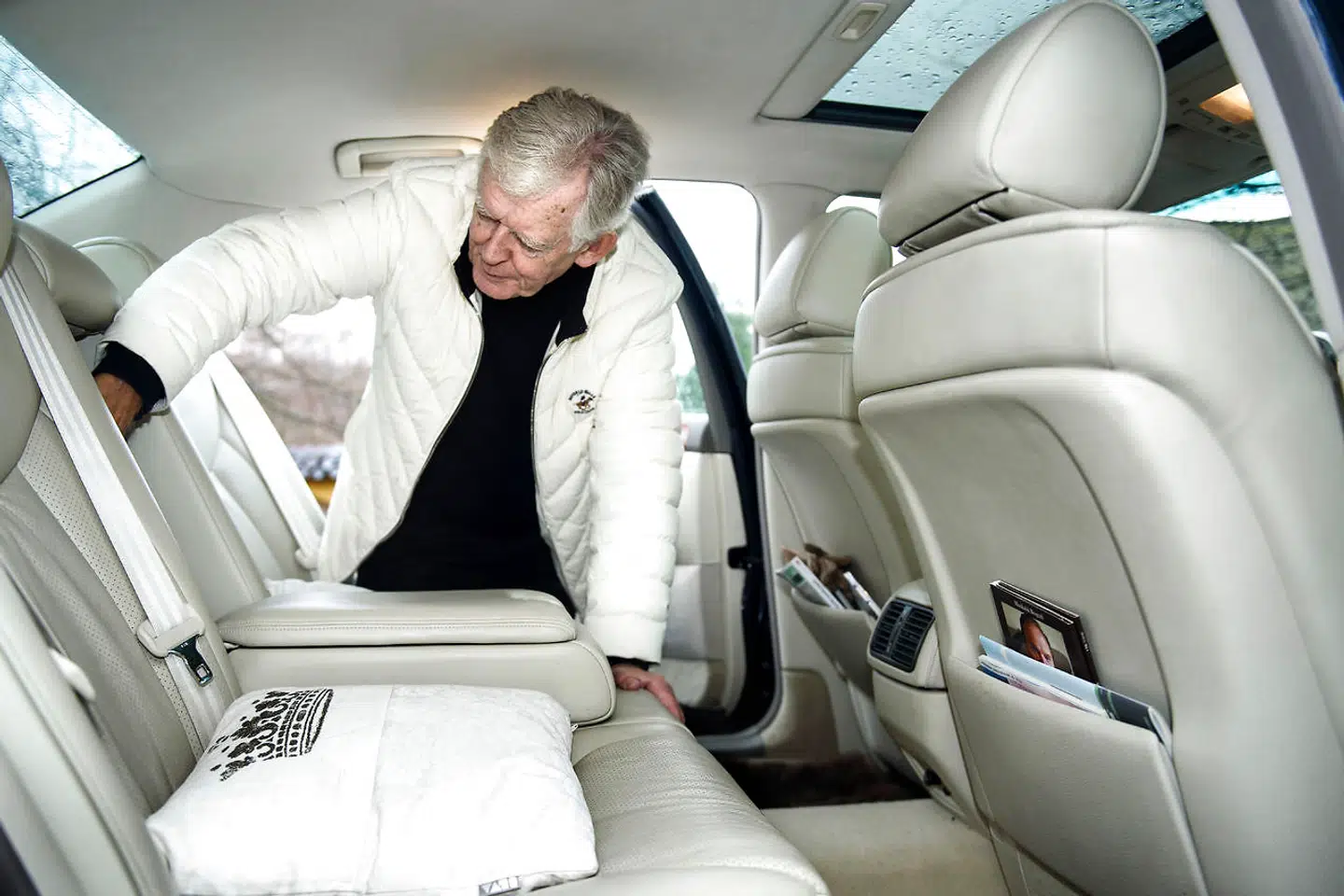 Koncertpianist Mogens Dalsgaard bruger bilen til at køre til og fra koncerter i hele landet.