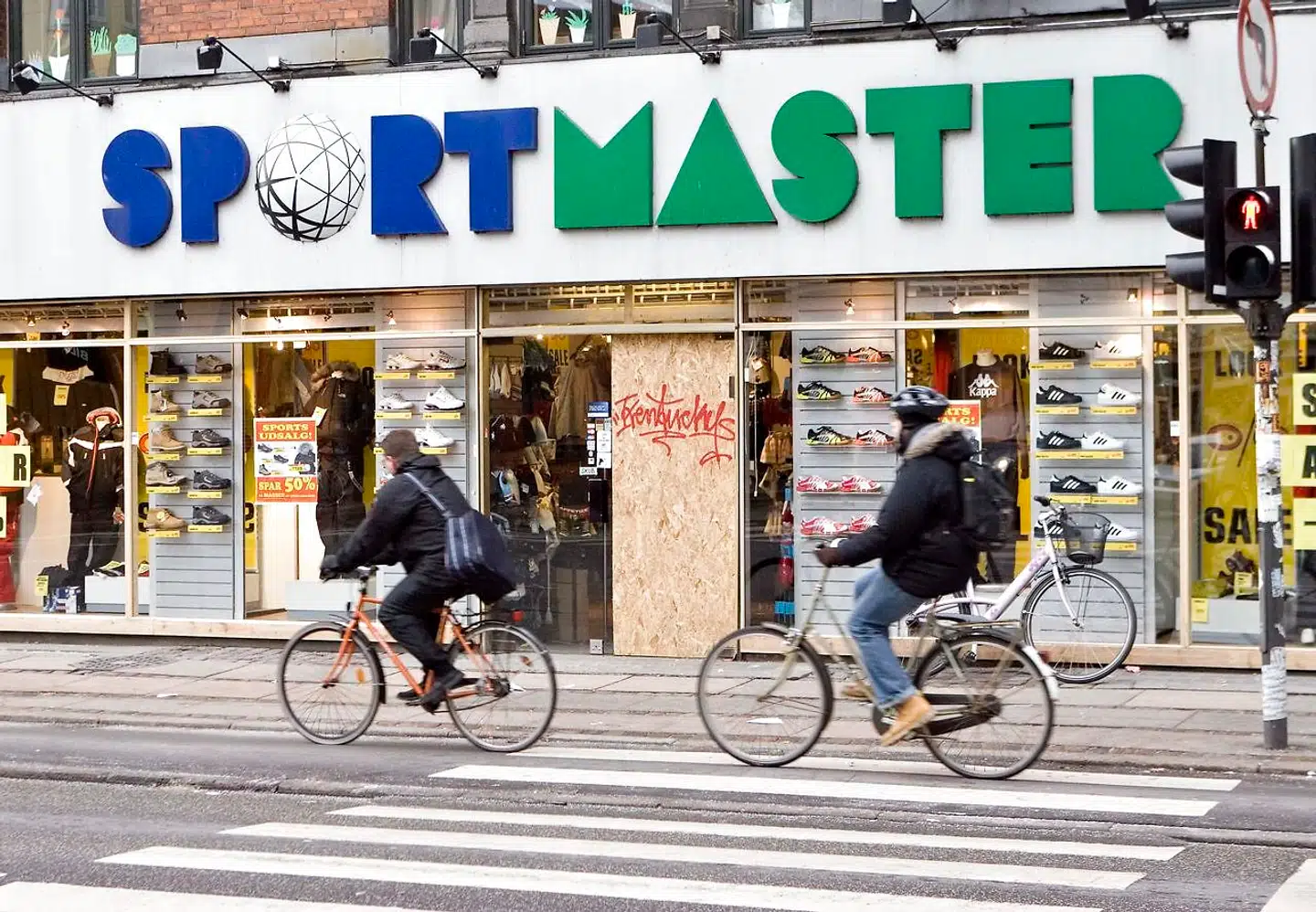 Sportmaster Danmark er blevet solgt til den britiske detailgigant Fraser Group. Salgsprisen oplyses ikke.